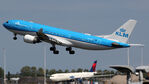 PH-AOF @ EHAM - at spl - by Ronald