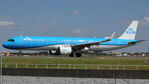 PH-AXC @ EHAM - at spl - by Ronald