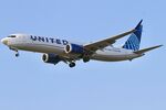 N37525 @ KORD - B39M United Boeing 737-9 MAX N37525 arriving 28C ORD - by Mark Kalfas