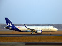 EI-SCH @ EKCH - EI-SCH taking off rw 22R - by Erik Oxtorp