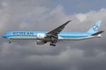 HL7205 @ LOWW - KOrean 777-300 - by Andy Graf