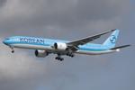 HL7205 @ LOWW - Korean 777-300 - by Andy Graf