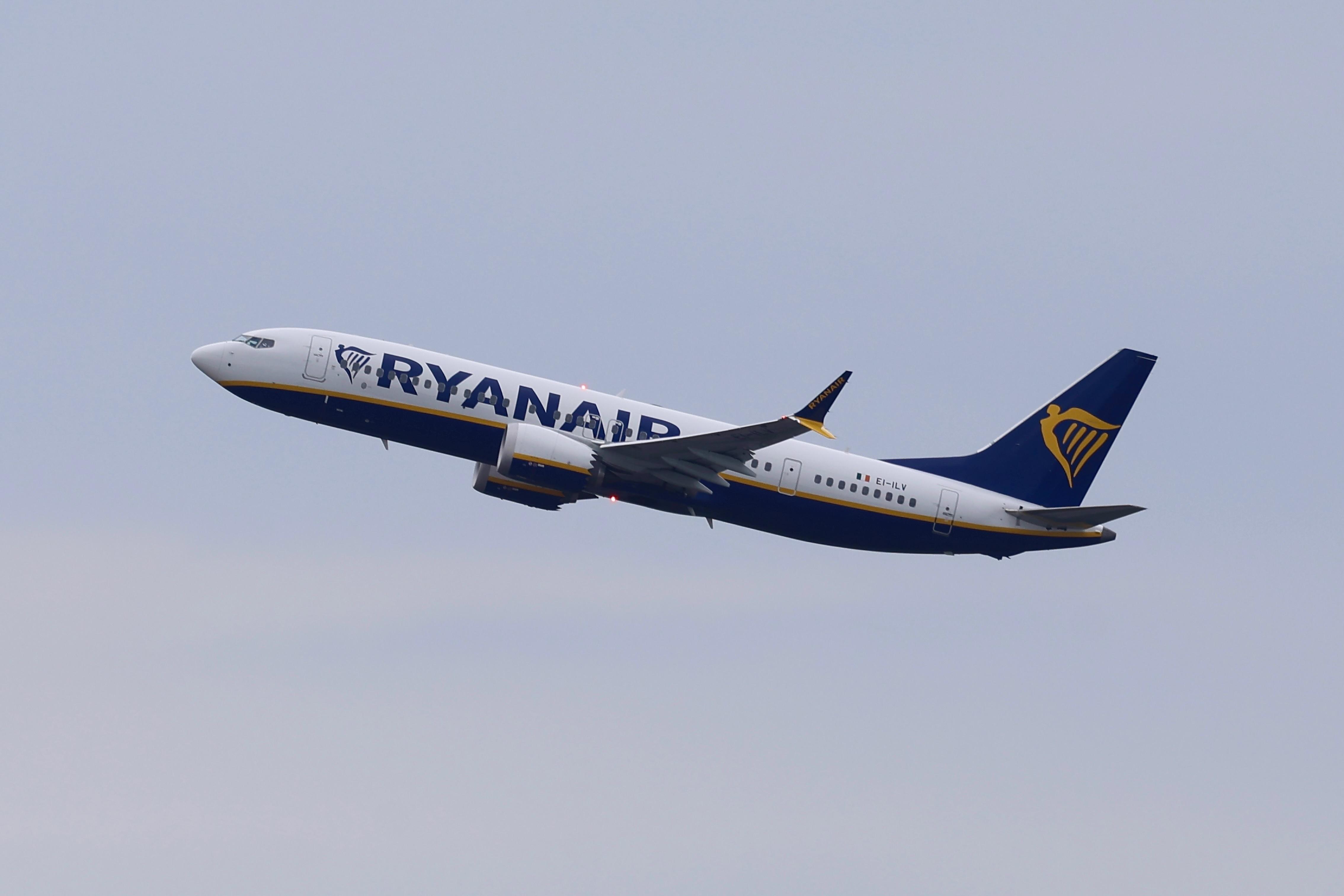 EI-ILV @ ESSA - Rwy 19R - by wijken