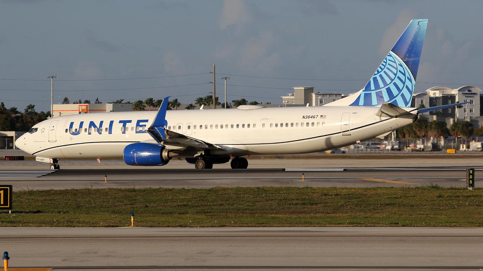 N38467 @ KMIA - at mia - by Ronald