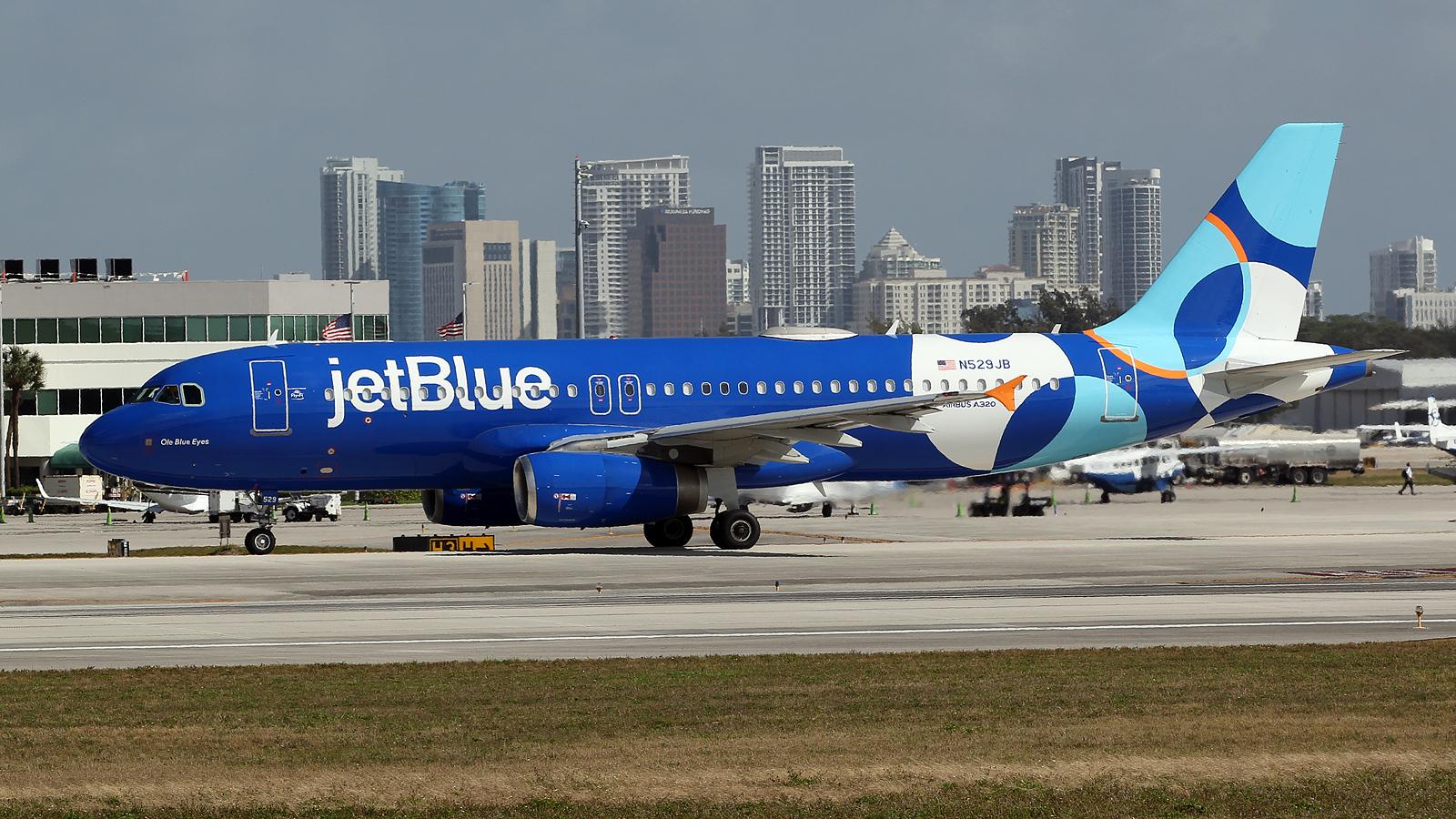 N529JB @ FLL - at fll - by Ronald