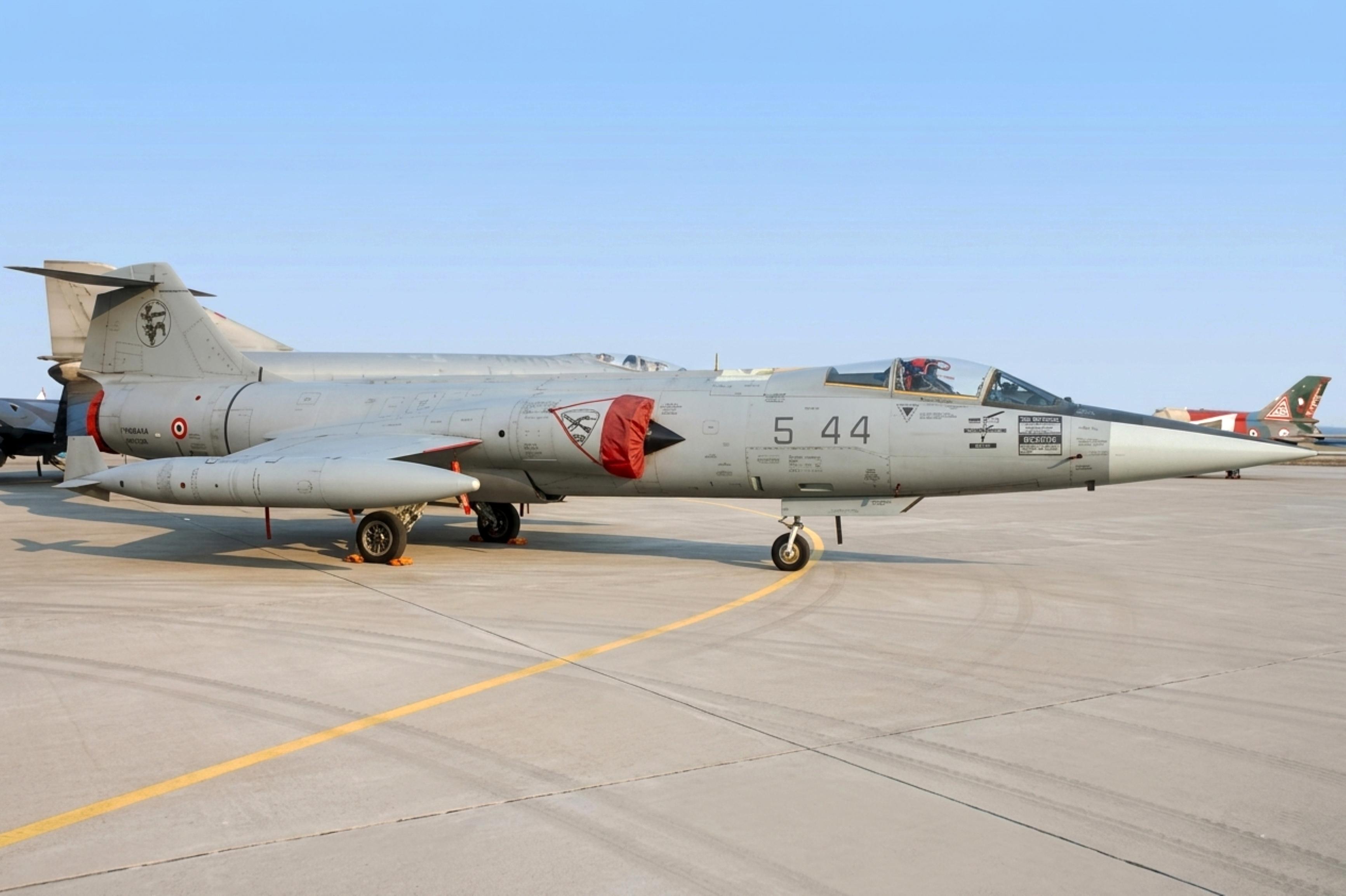 MM6704 @ EGVA - MM6704 Lockheed F-104S ASA Starfighter ItAF IAT 
 - by PhilR