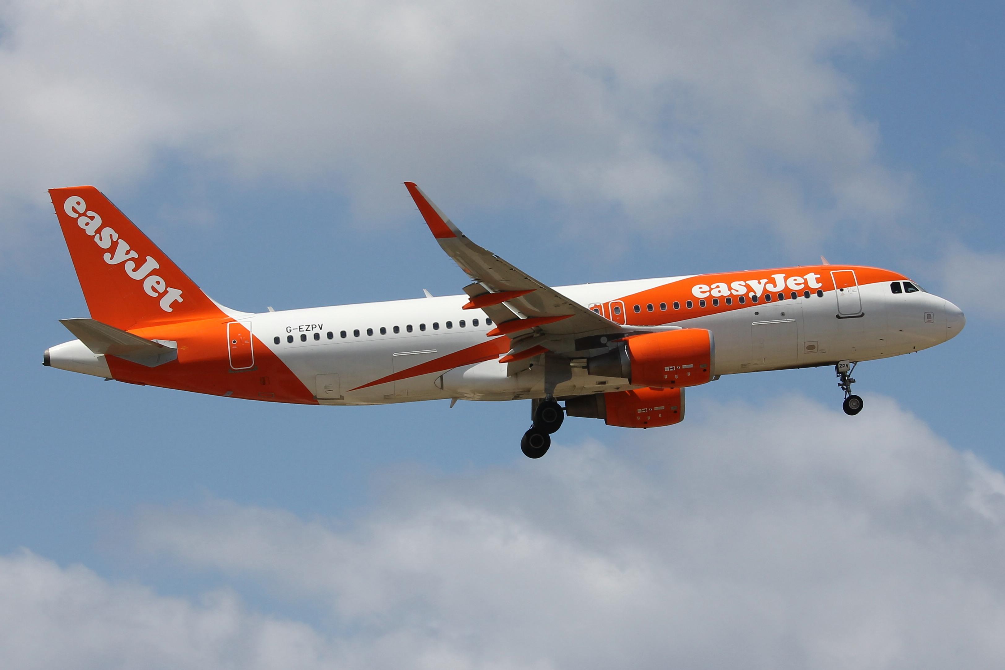 G-EZPV @ LMML - Airbus A320-214 reg G-EZPV of Easyjet landing in Malta RW31. - by raymond