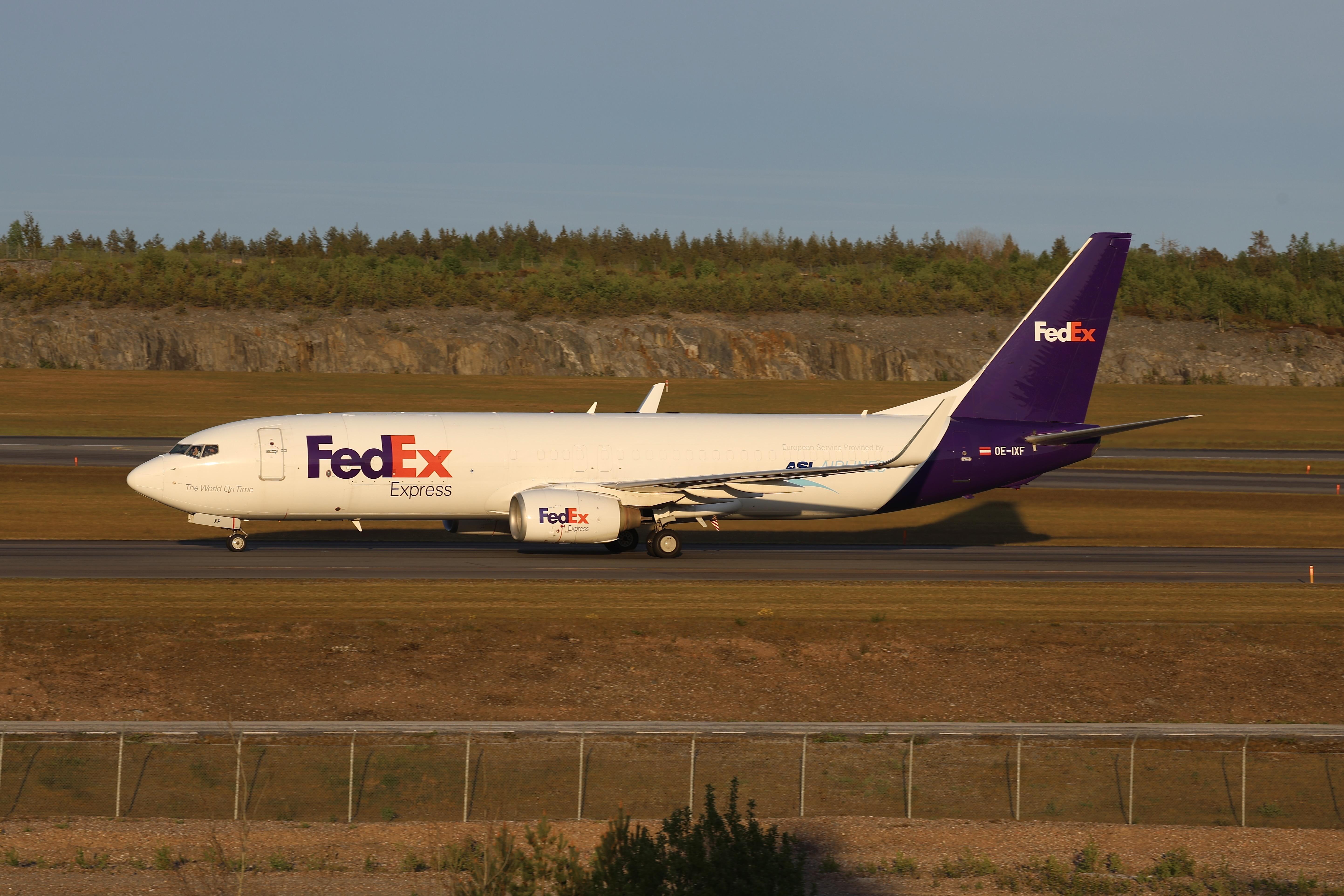 OE-IXF @ ESSA - Twy W - by wijken