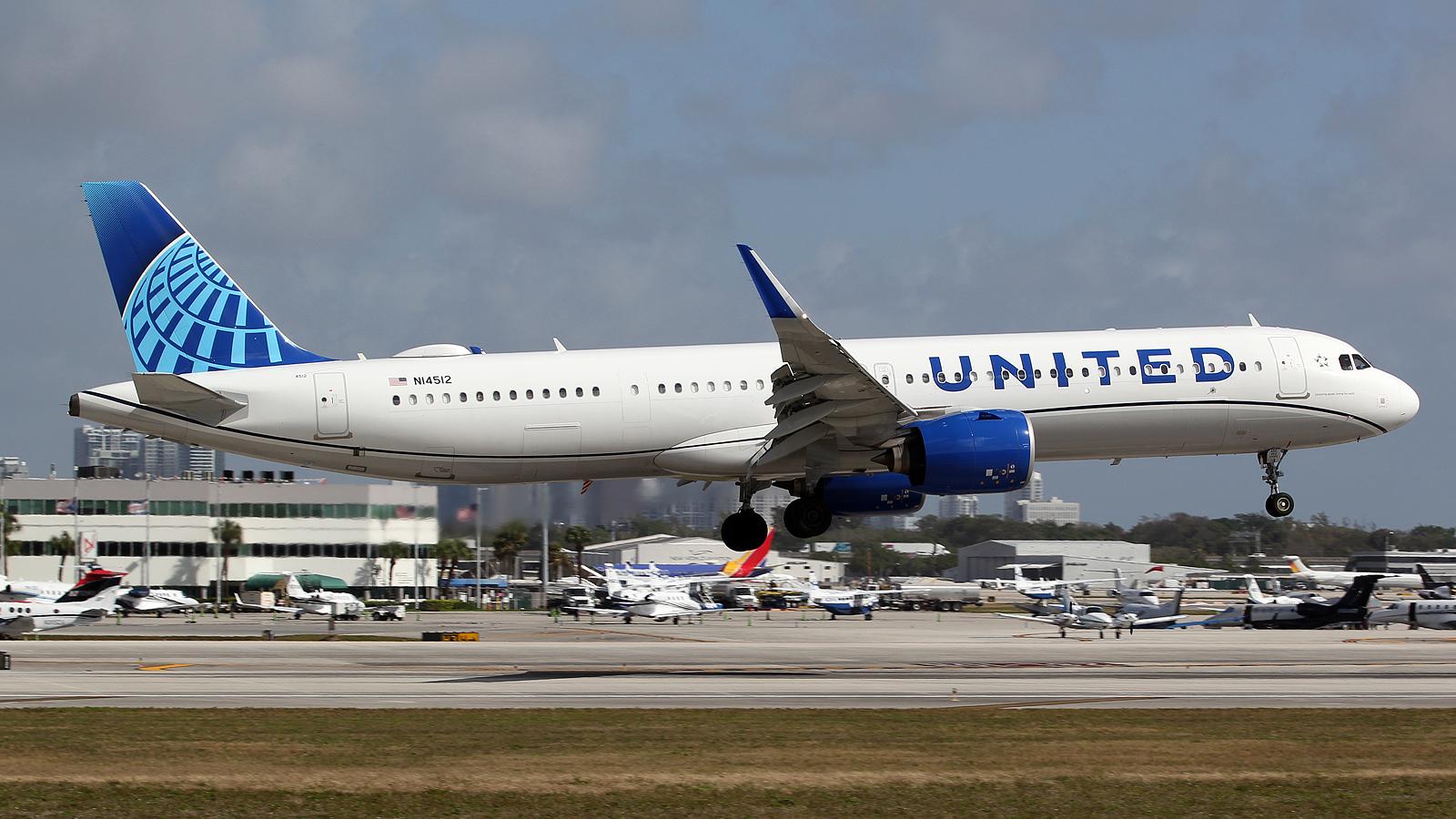 N14512 @ FLL - at fll - by Ronald