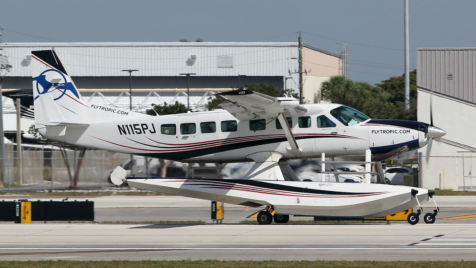 N584JB @ FLL - at fll - by Ronald