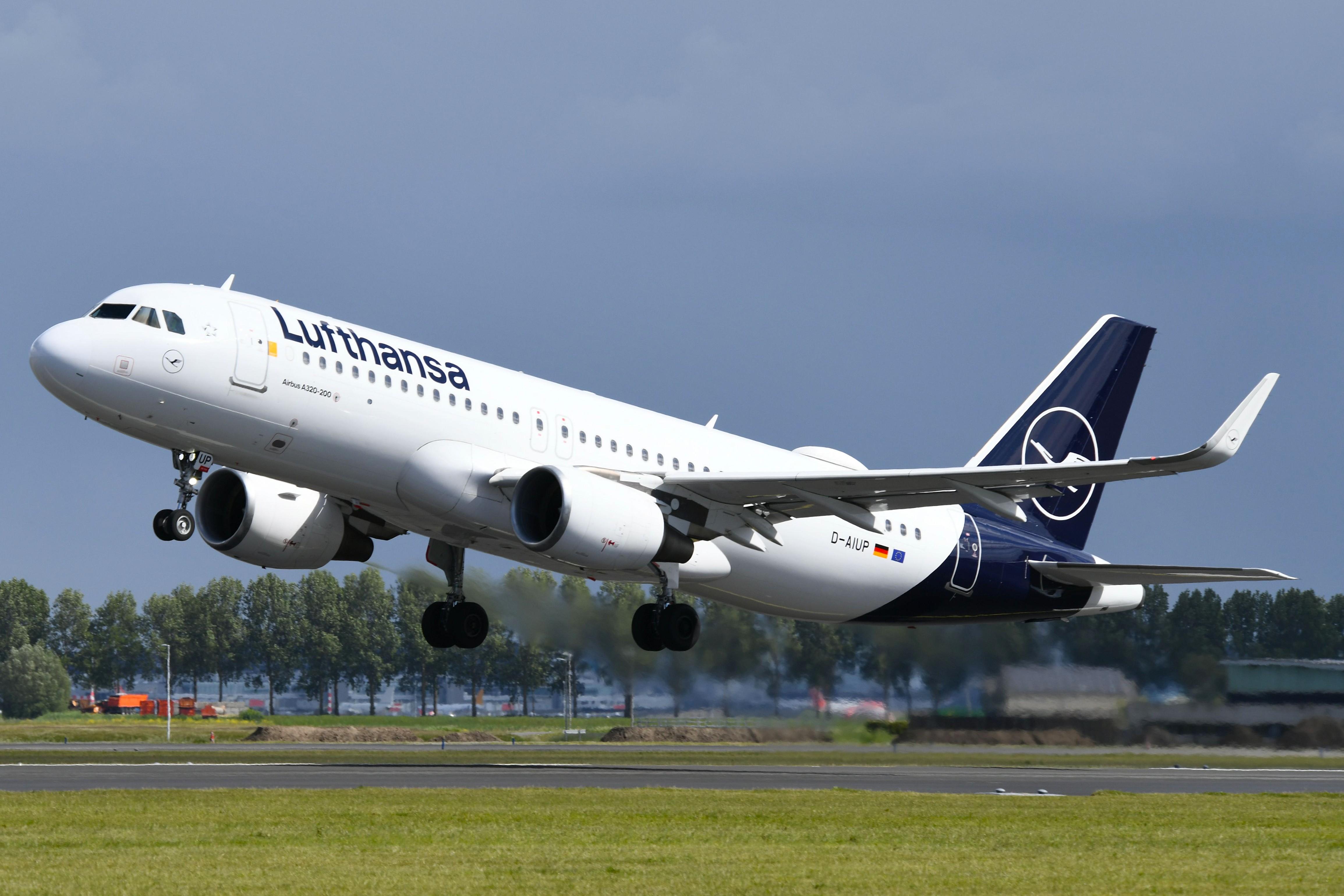 D-AIUP @ EHAM - Classic A320 of Lufthansa taking-off - by FerryPNL