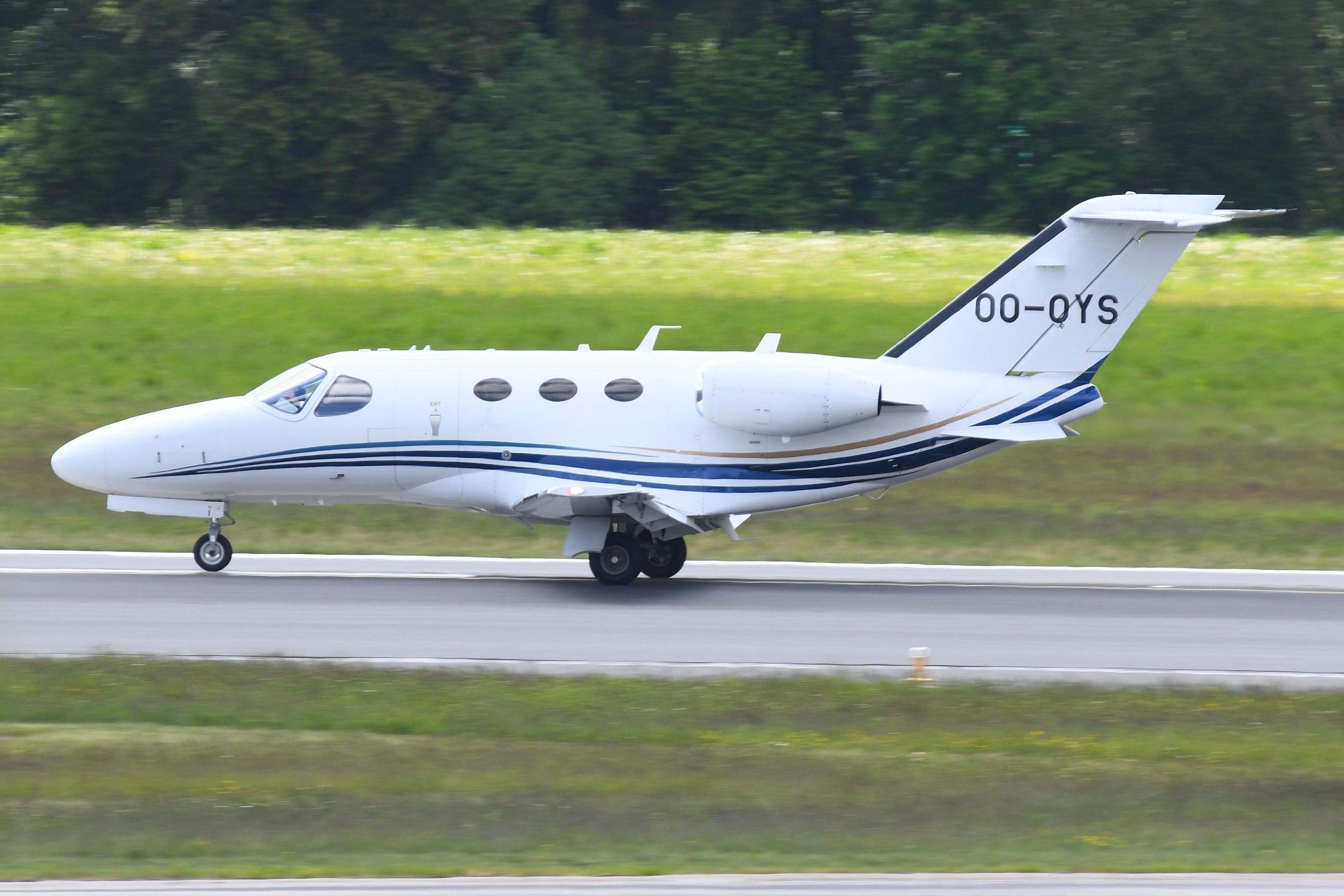 OO-OYS @ EDDH - Cessna 510 Mustang arriving from ANR - by FerryPNL