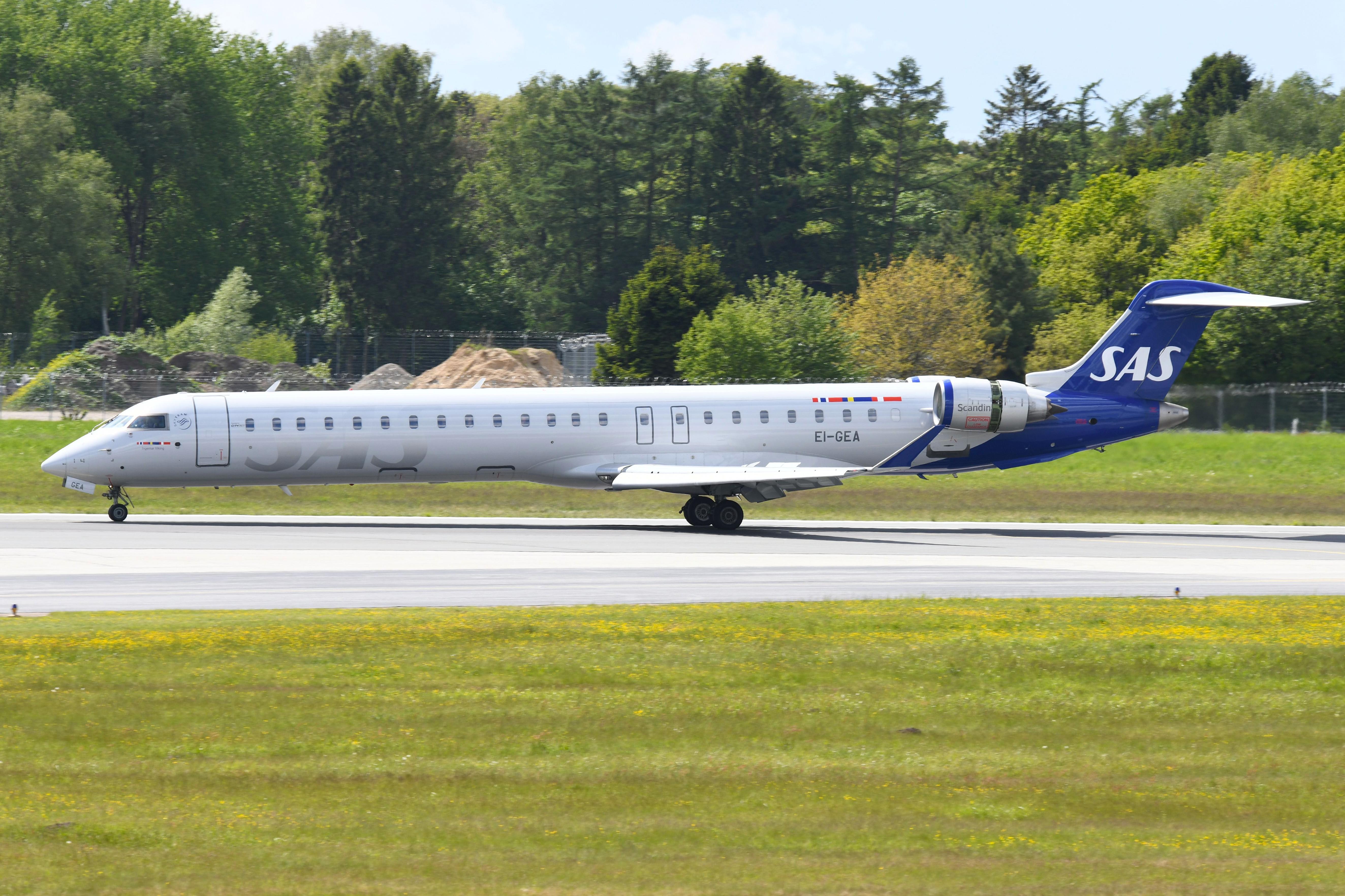 EI-GEA @ EDDH - SAS CL900 arriving in HAM - by FerryPNL