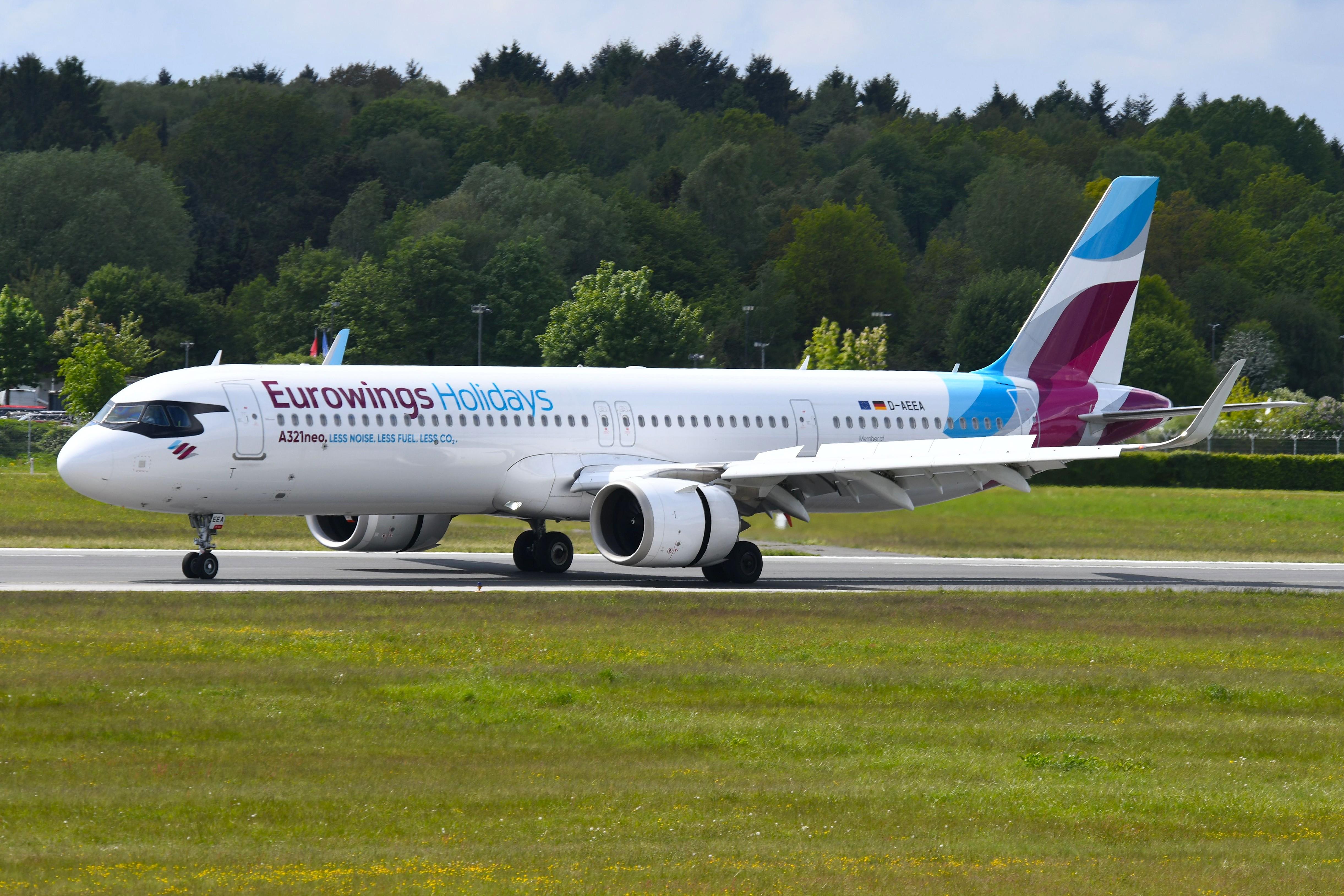 D-AEEA @ EDDH - Arrival of Eurowings A321N wearing its sunglasses - by FerryPNL