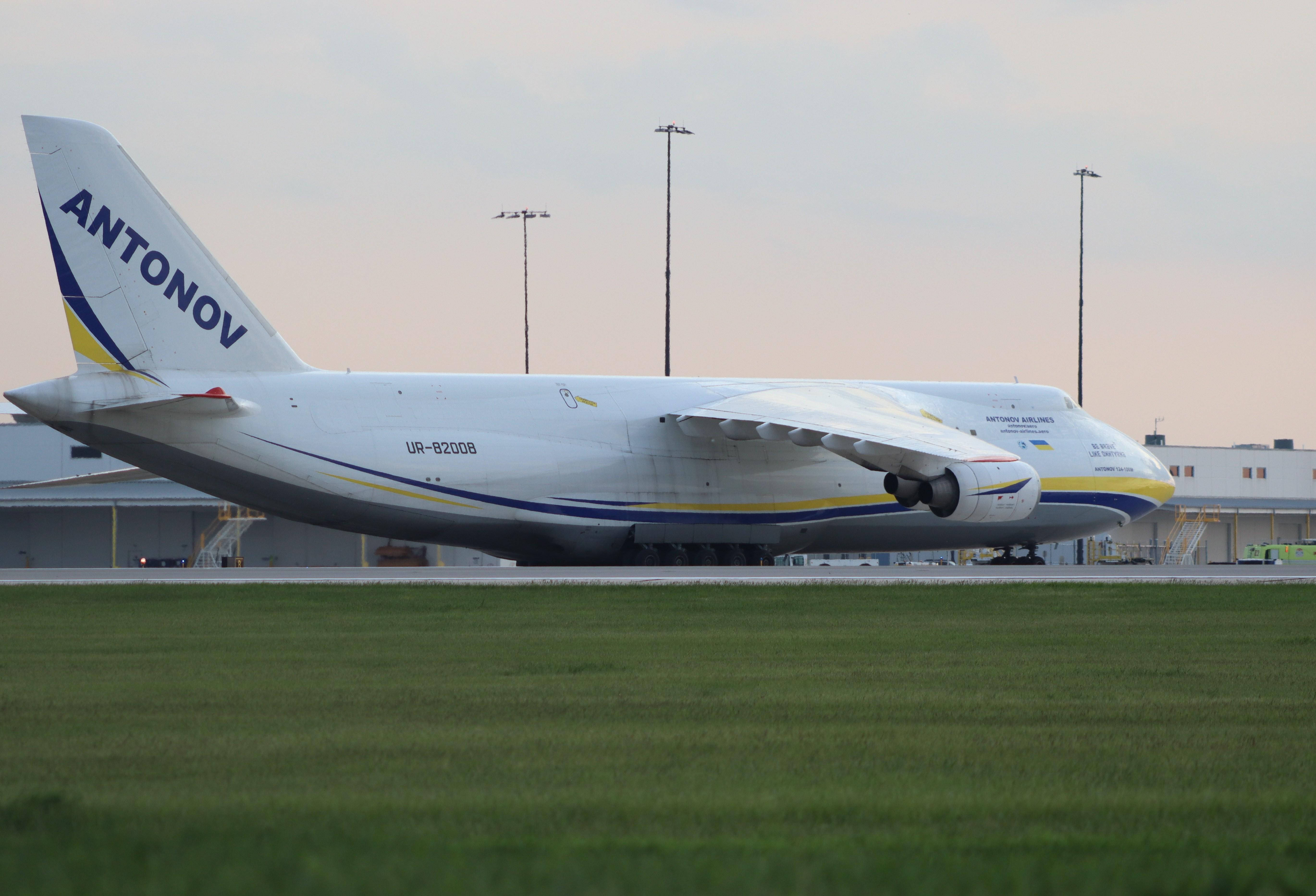 UR-82008 @ KRFD - Antonov An-124-100 Rusian - by MarkPasqualino
