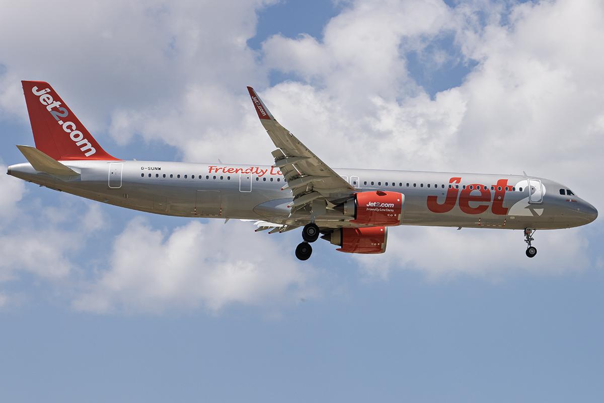 G-SUNW @ LMML - Runway 31 - by Roberto Cassar