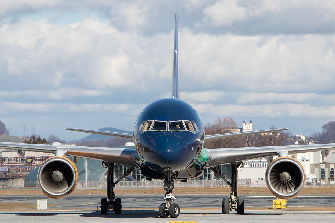 TF-FIU @ LOWS - Icelandair 757-200 - by Andy Graf