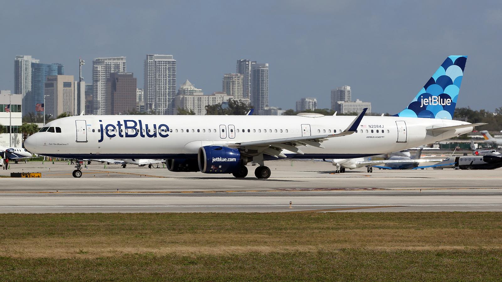 N2084J @ FLL - at fll - by Ronald