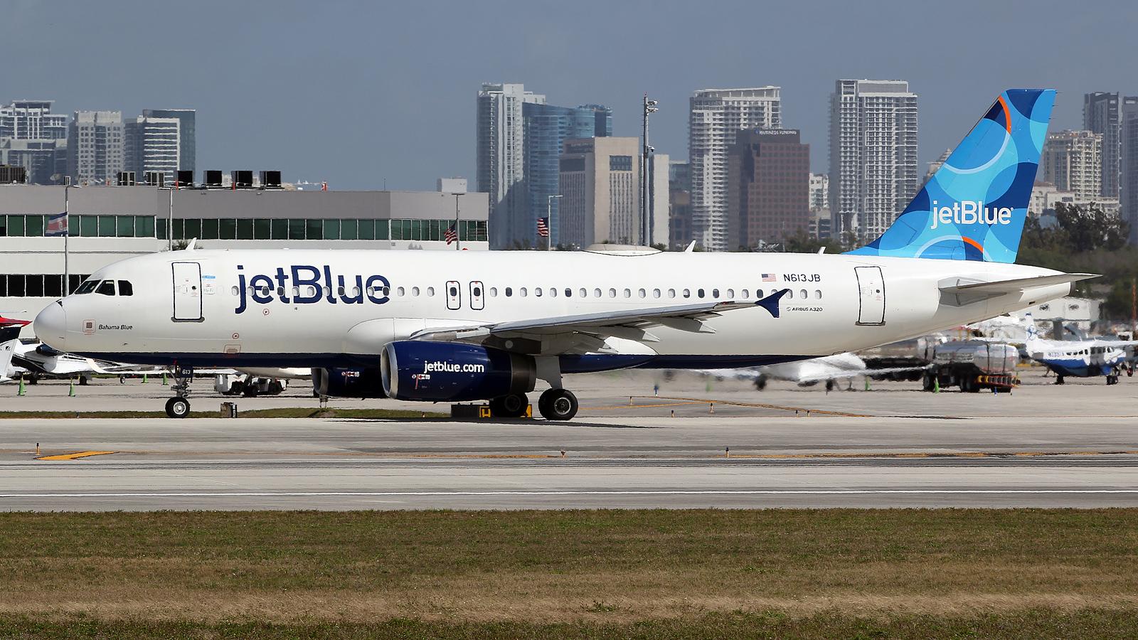 N613JB @ FLL - at fll - by Ronald
