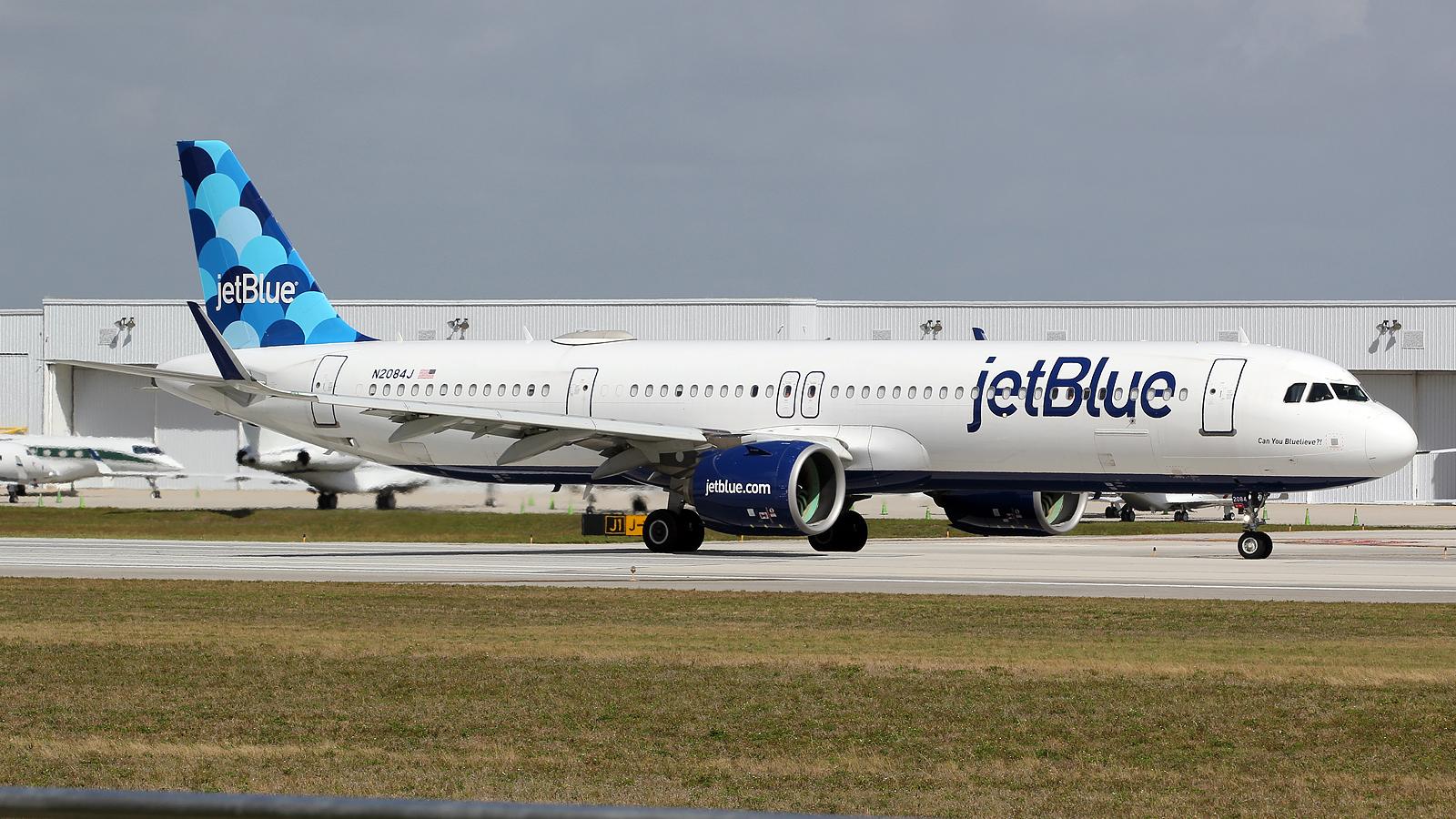 N2084J @ FLL - at fll - by Ronald