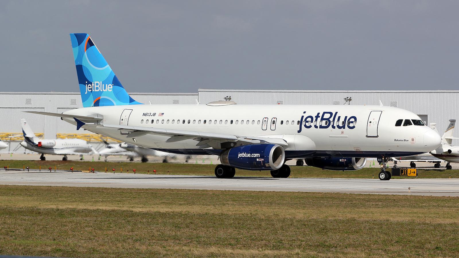 N613JB @ FLL - at fll - by Ronald