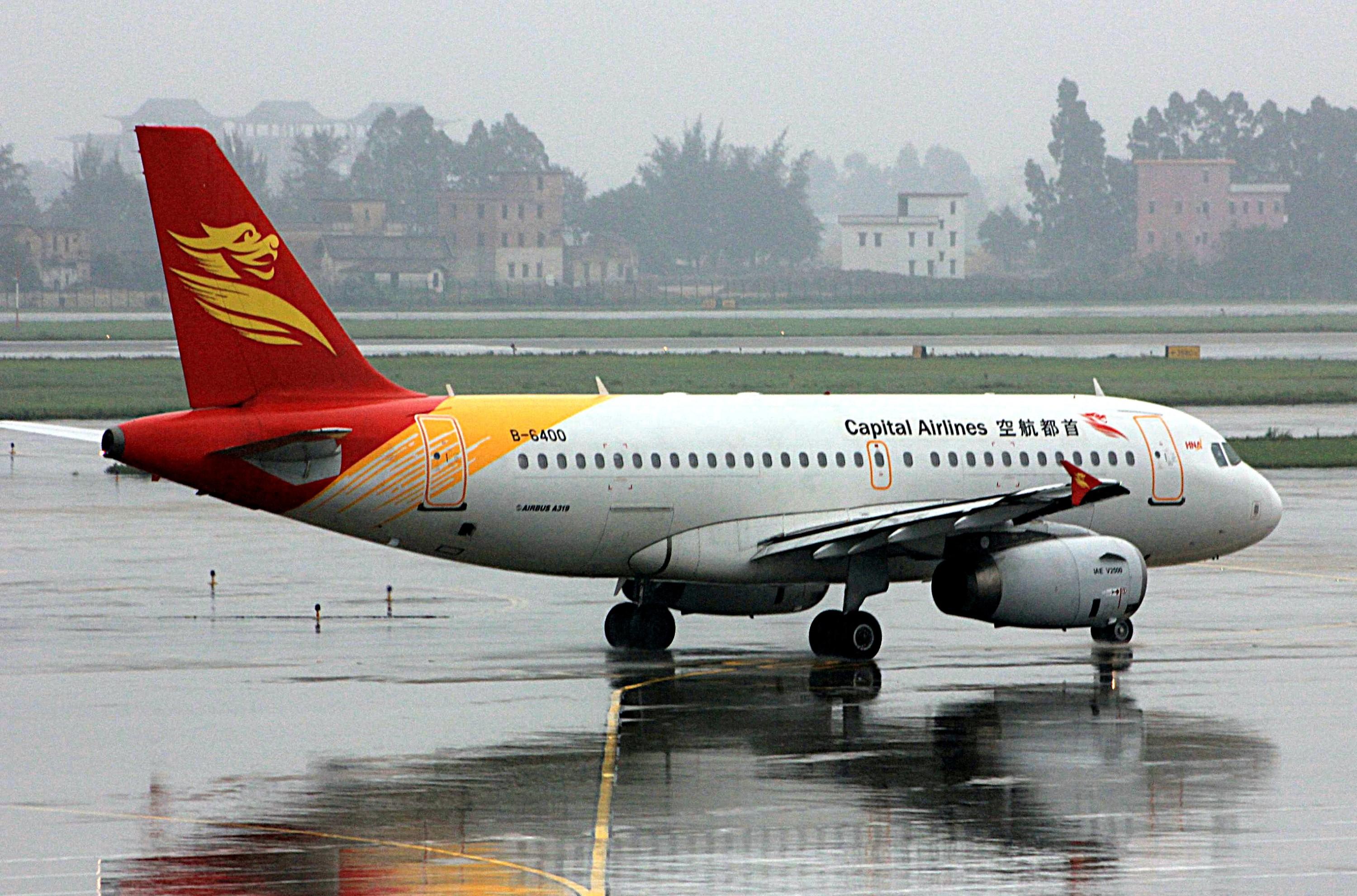 B-6400 @ ZGGG - Chinese Capital Airlines Airbus on a rainy day at Guangzhou, China - by ReinhardJost