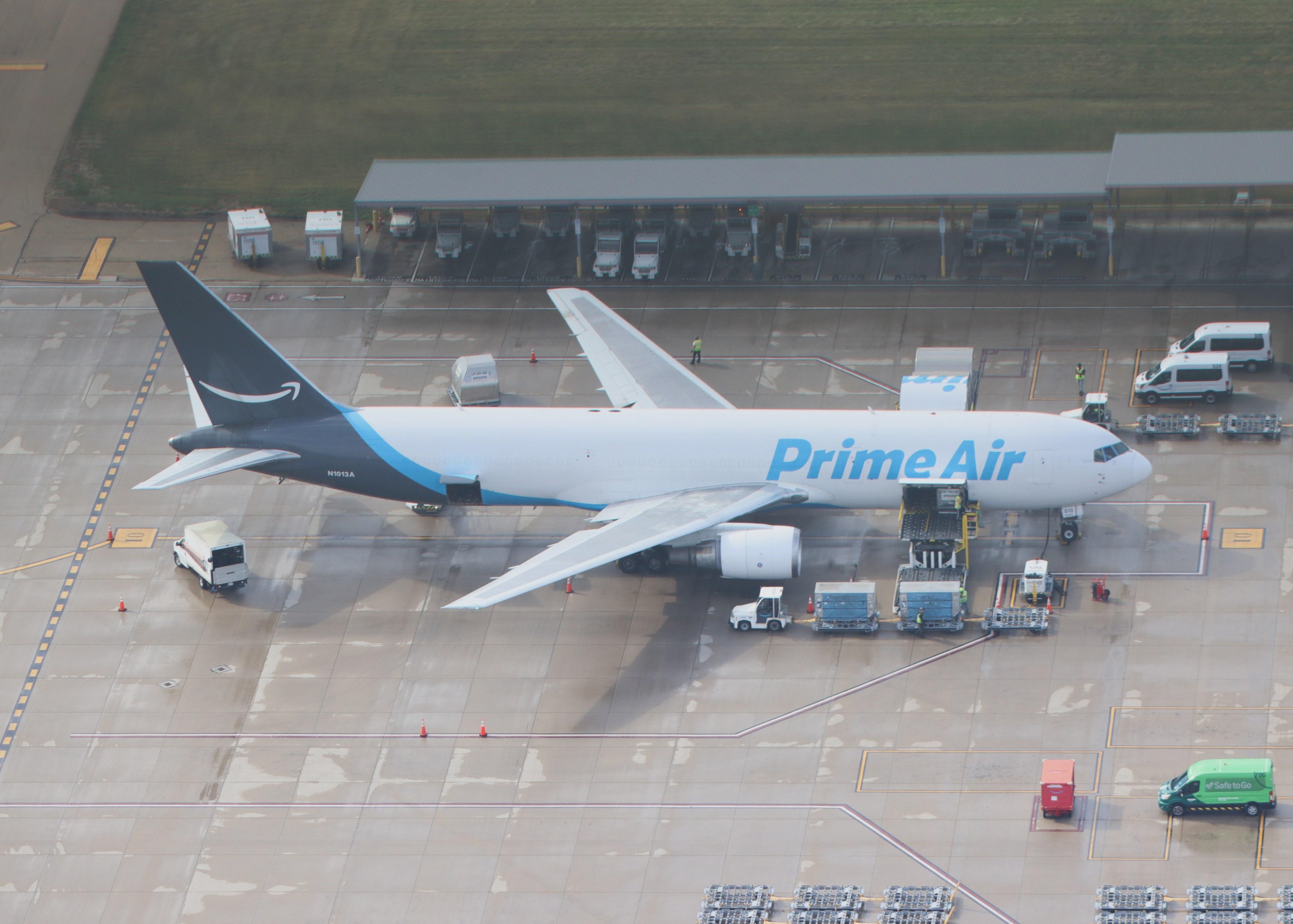 N1013A @ KRFD - Boeing 767-36N/SF - by MarkPasqualino