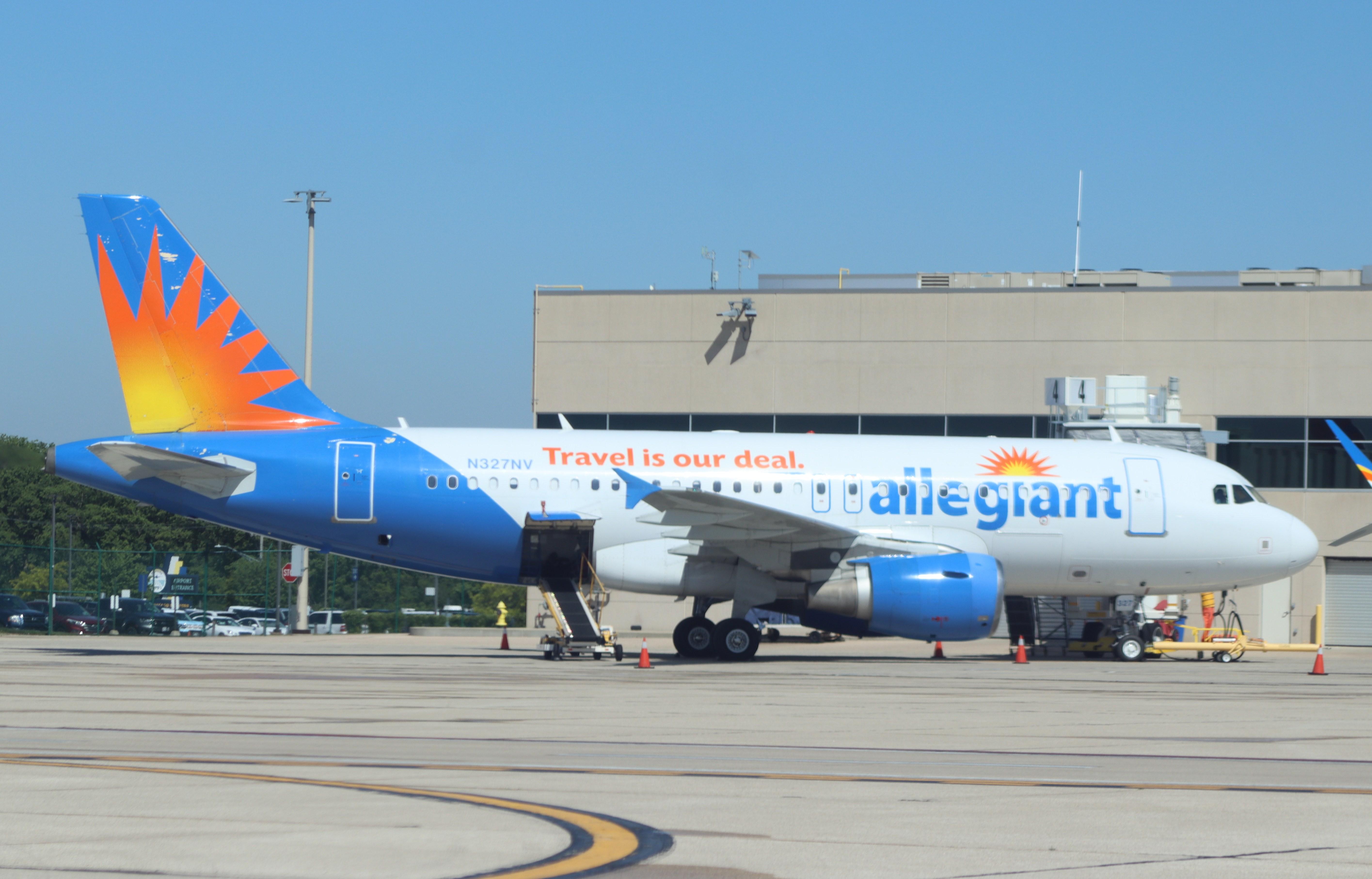 N327NV @ KRFD - Airbus A319-111 - by MarkPasqualino