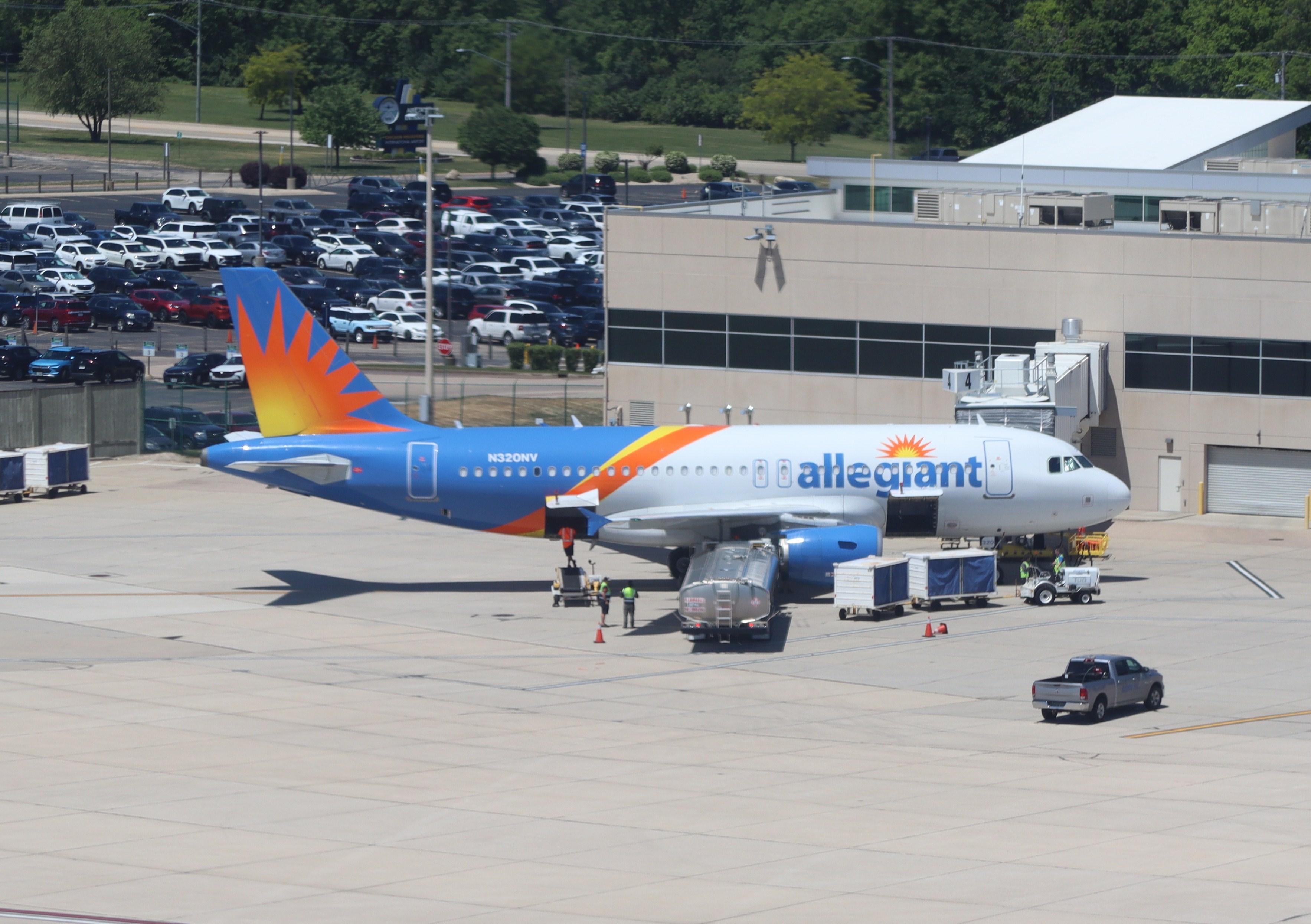 N320NV @ KRFD - Airbus A319-111 - by MarkPasqualino