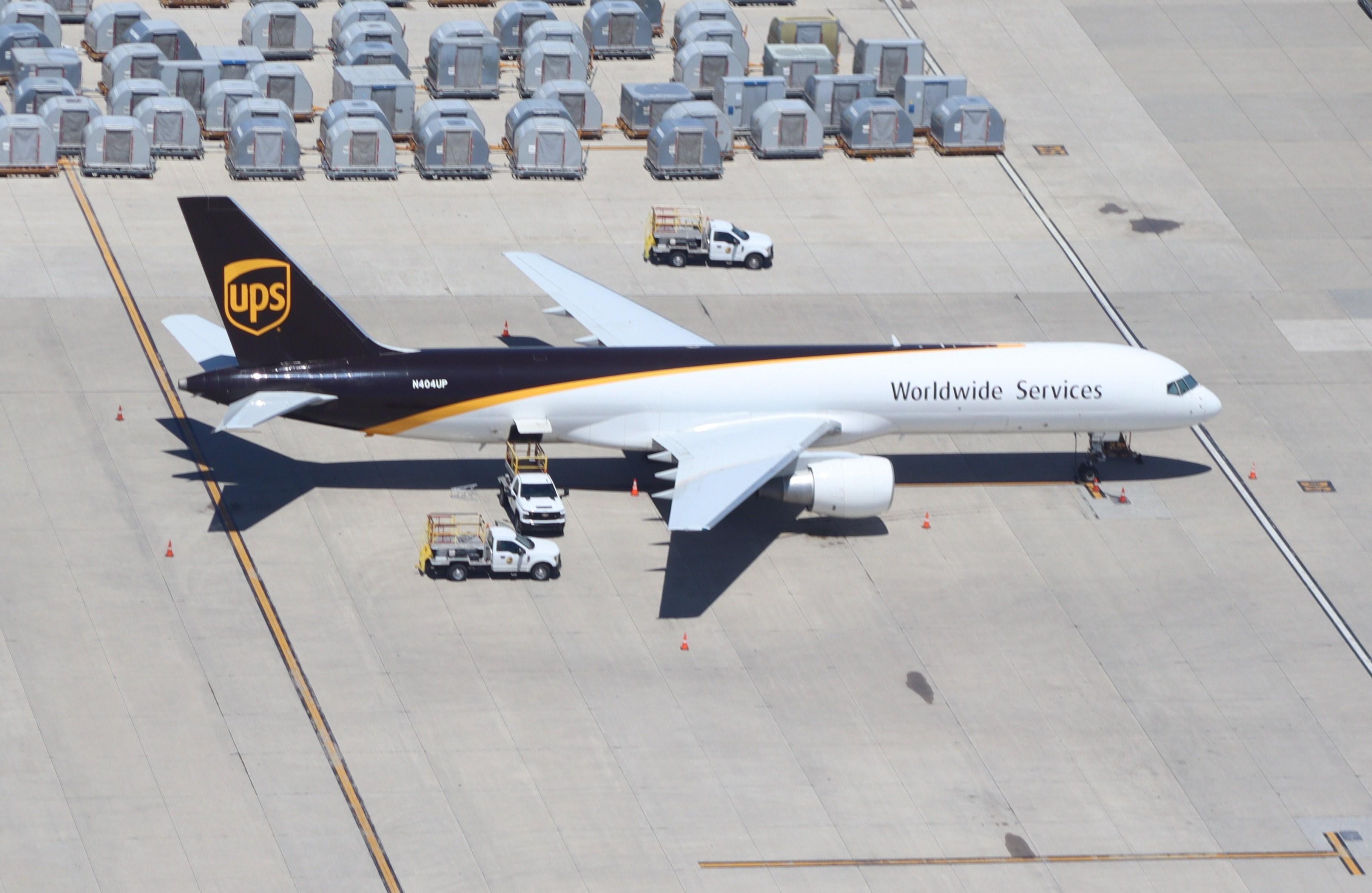 N404UP @ KRFD - Boeing 757-24APF - by MarkPasqualino