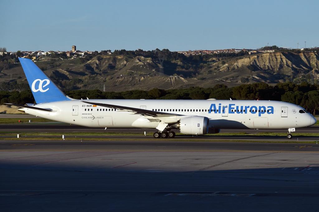 EC-NGM @ LEMD - Taxiing - by micka2b