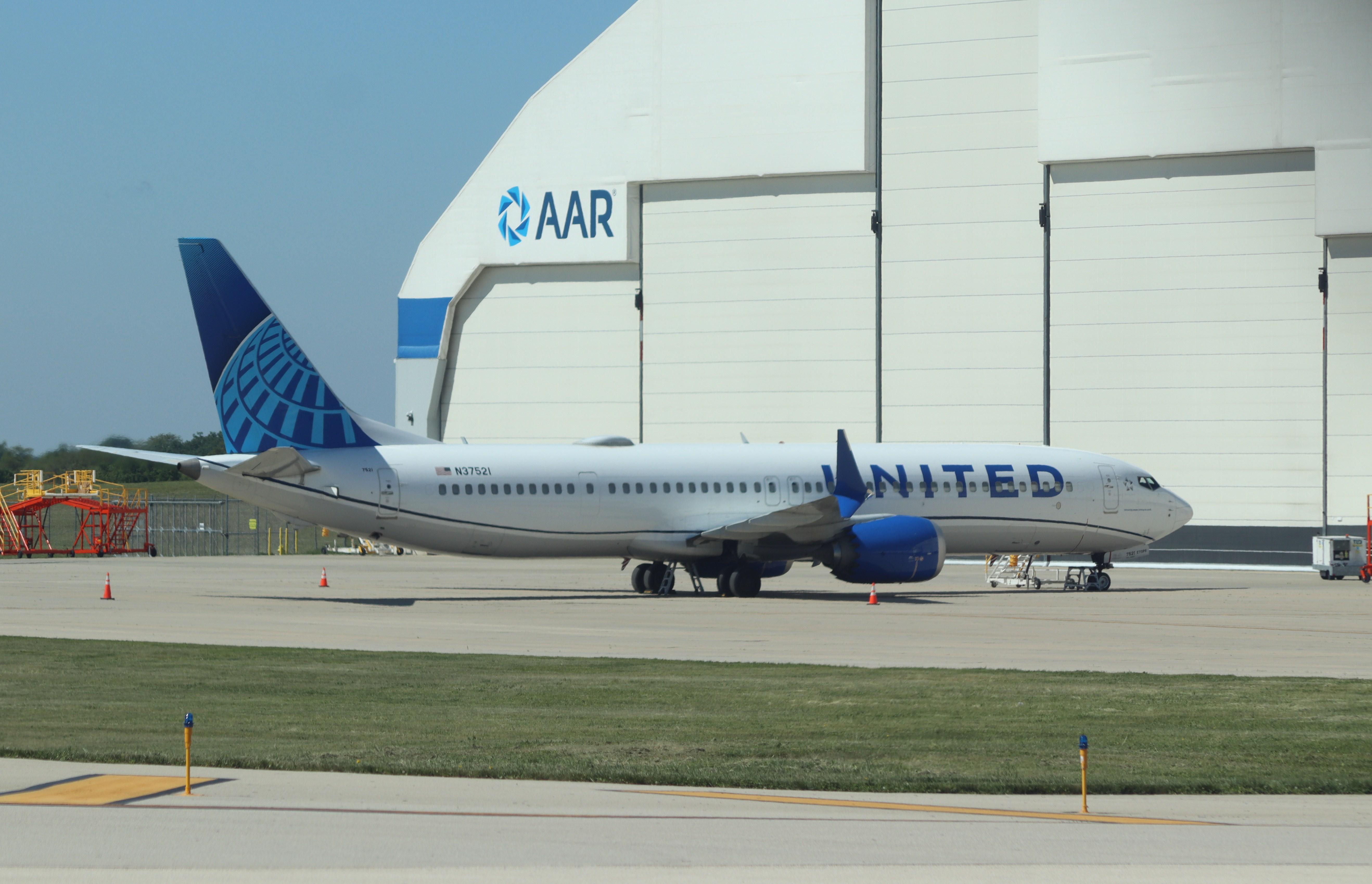 N37521 @ KRFD - Boeing 737-9 MAX - by MarkPasqualino