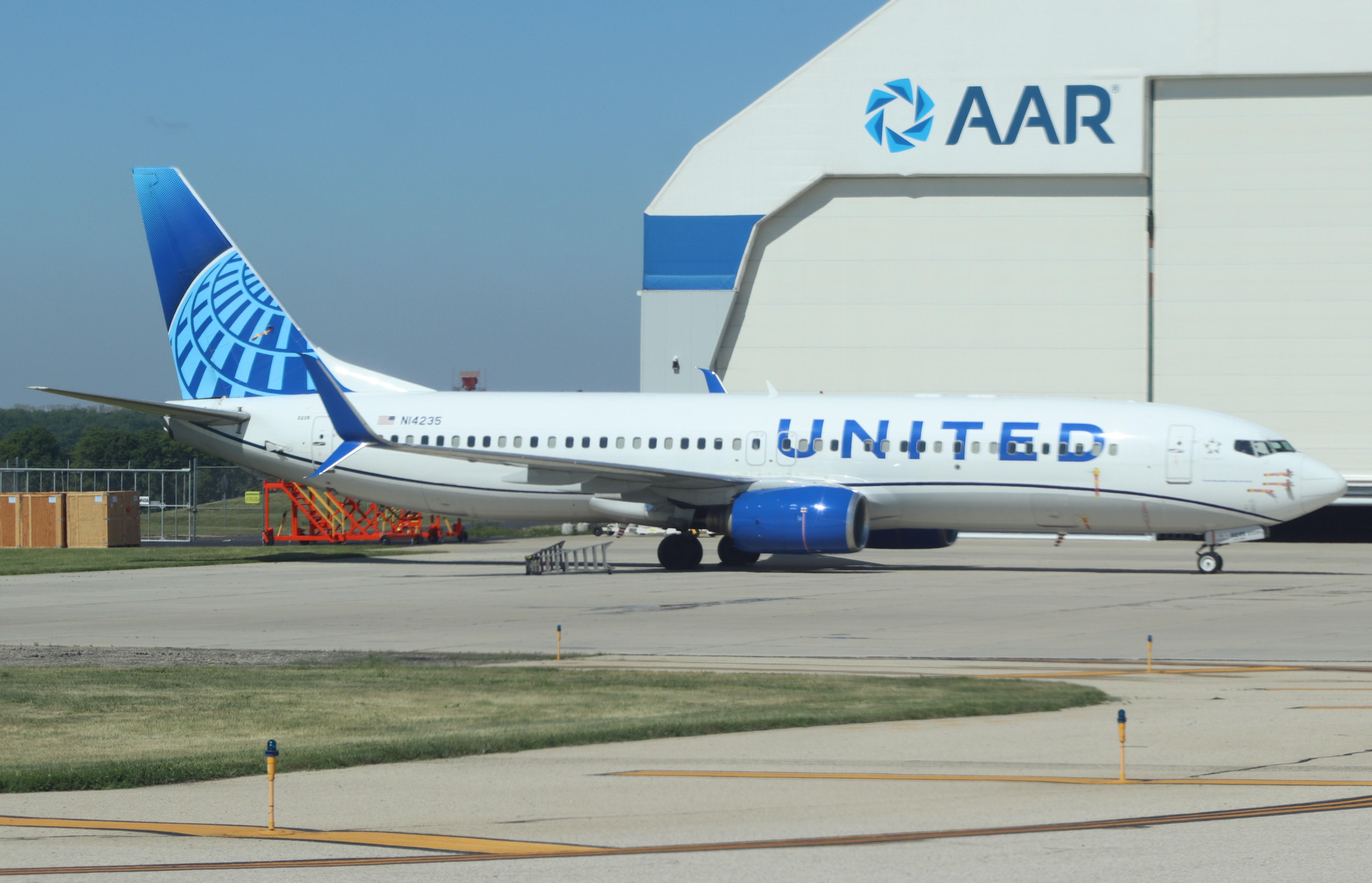 N14235 @ KRFD - Boeing 737-824 - by MarkPasqualino