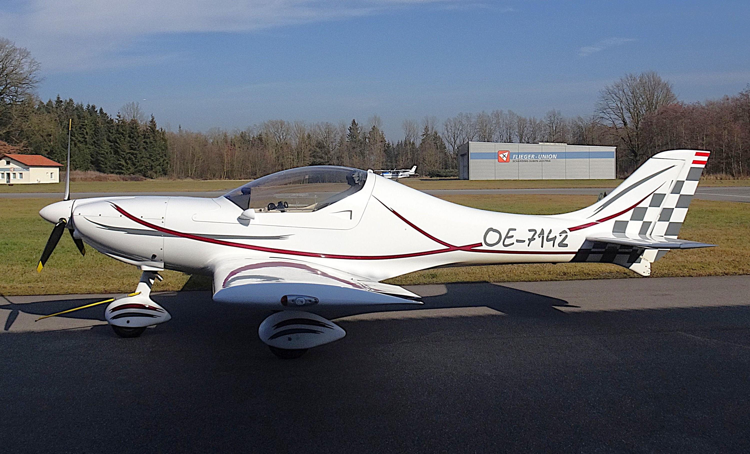 OE-7142 @ LOLS - Dynamic (ex-OK-LUU) on the Austrian Light Sport Aircraft register visiting Schärding-Suben, Austria - by ReinhardJost
