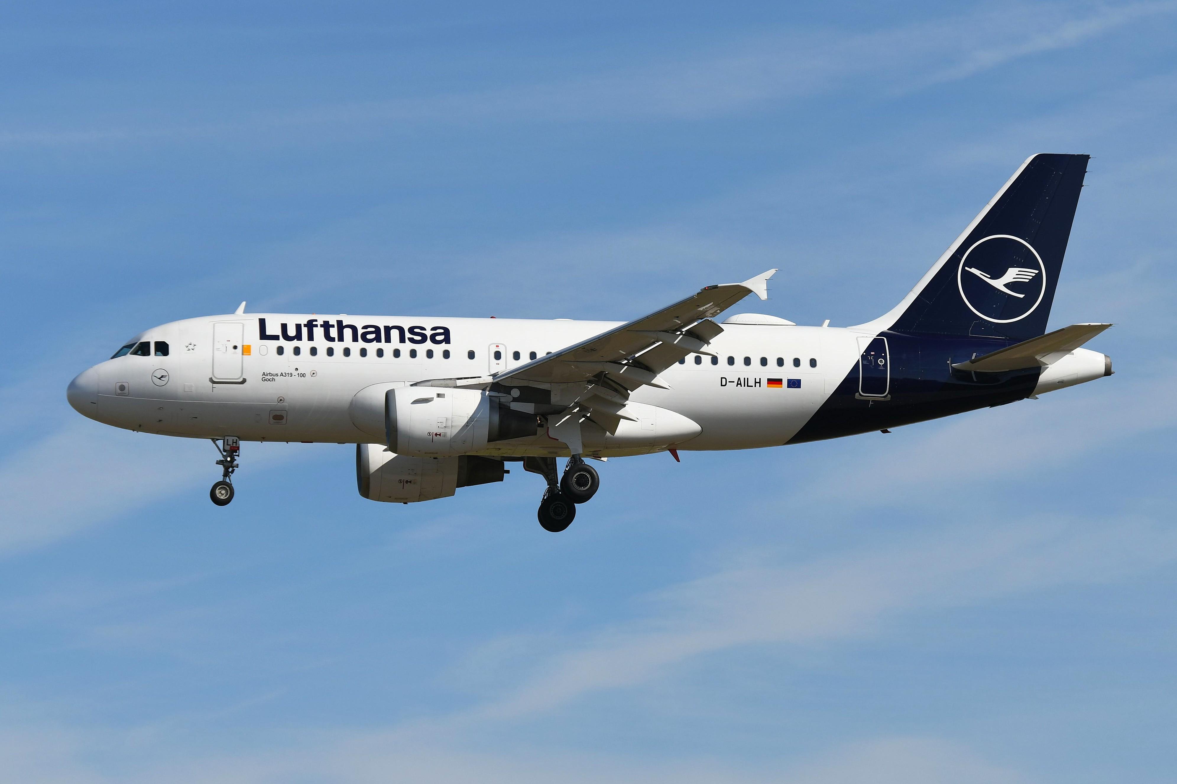 D-AILH @ EDDF - Lufthansa A319 on short final - by FerryPNL