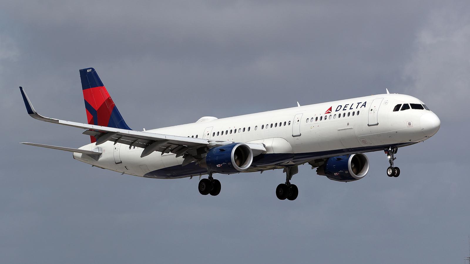 N317DN @ FLL - at fll - by Ronald