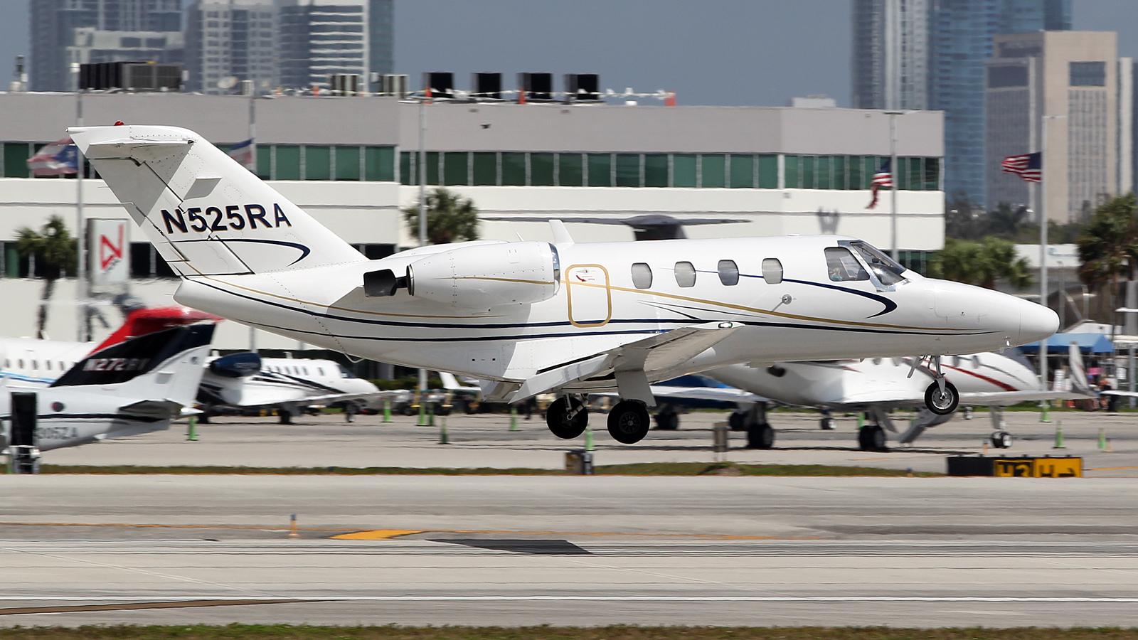 N525RA @ FLL - at fll - by Ronald