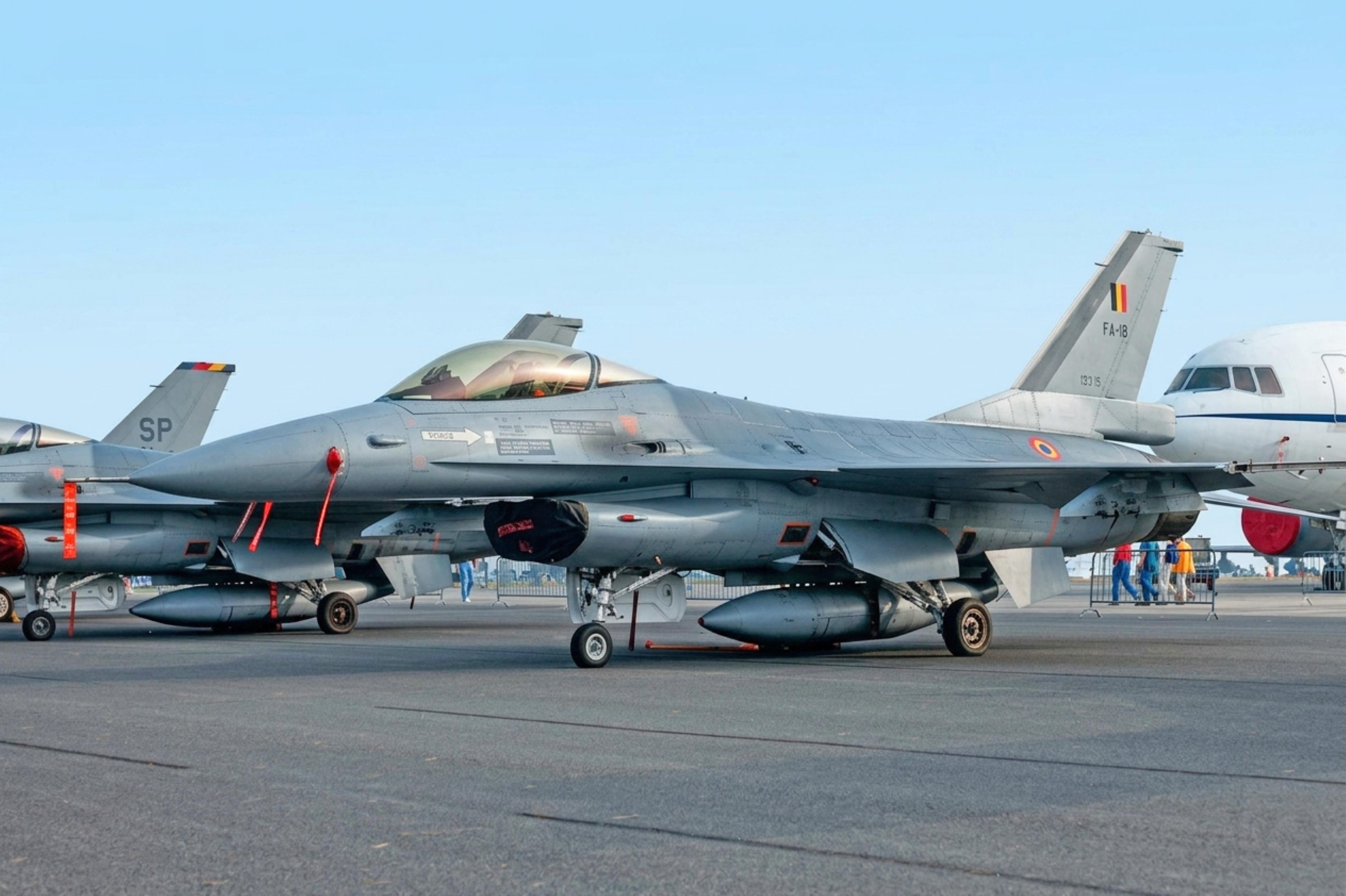 FA-18 photo, click to enlarge