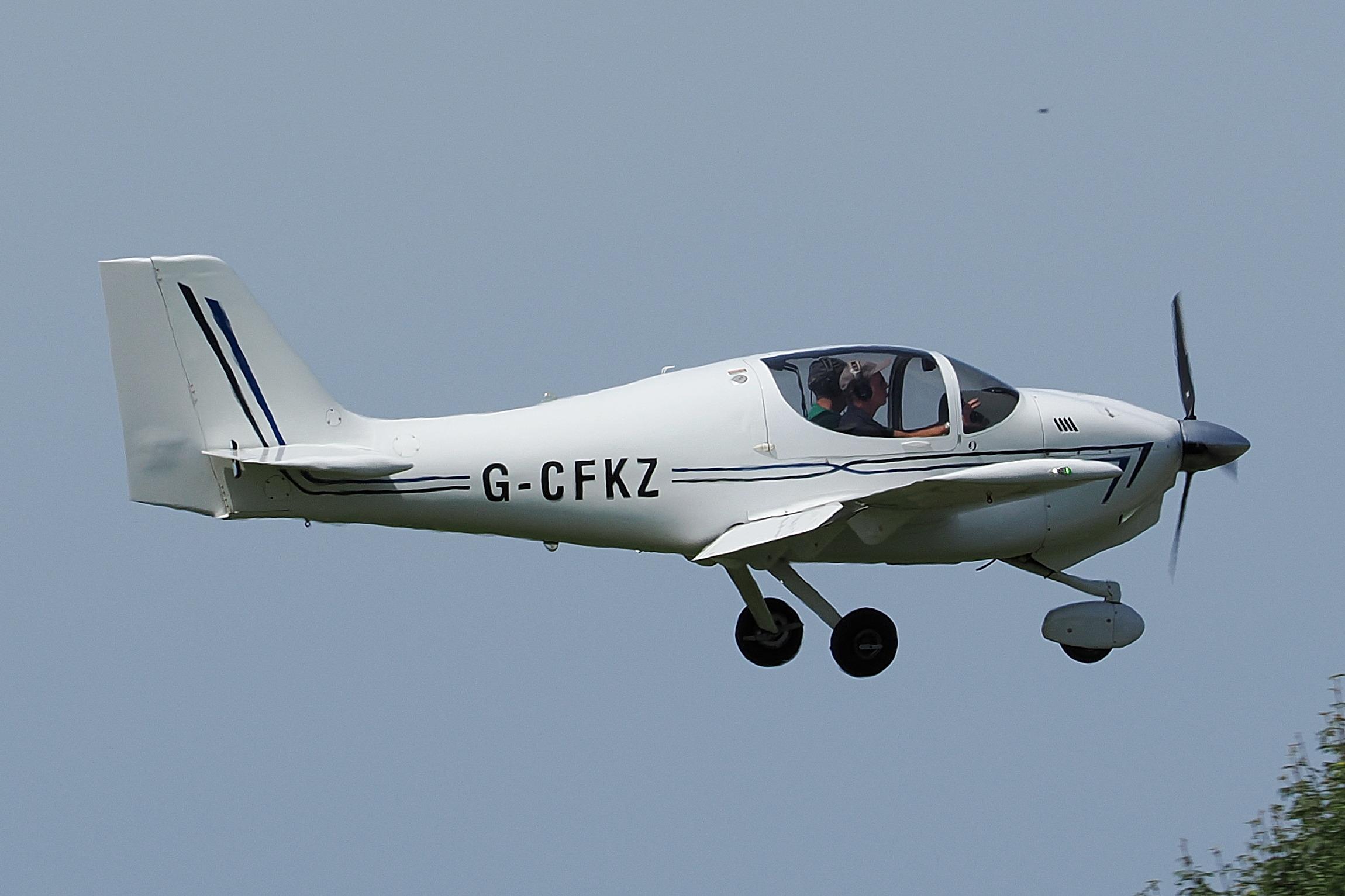 G-CFKZ @ X3CX - Landing at Northrepps. - by Graham Reeve