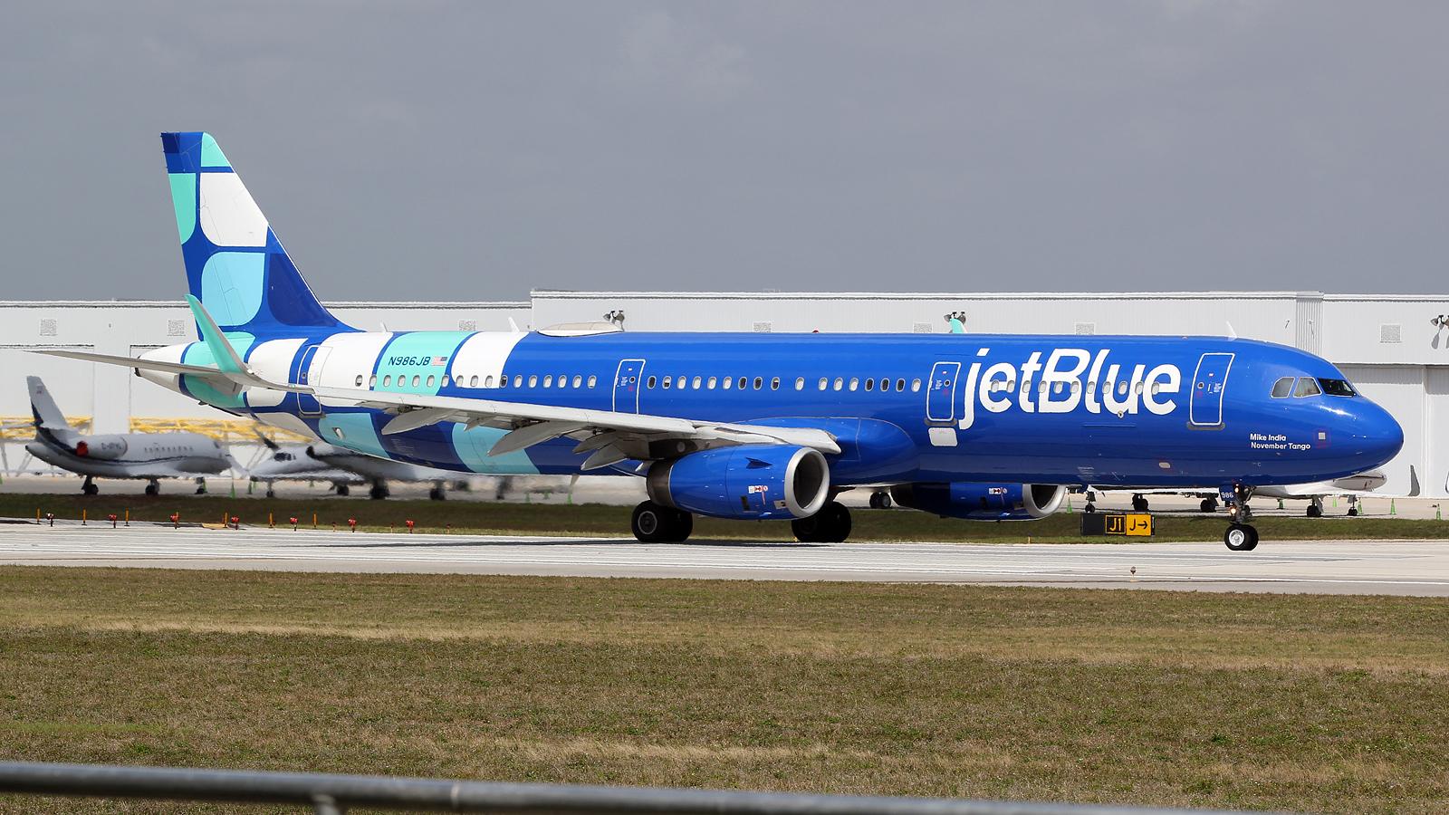 N986JB @ FLL - at fll - by Ronald