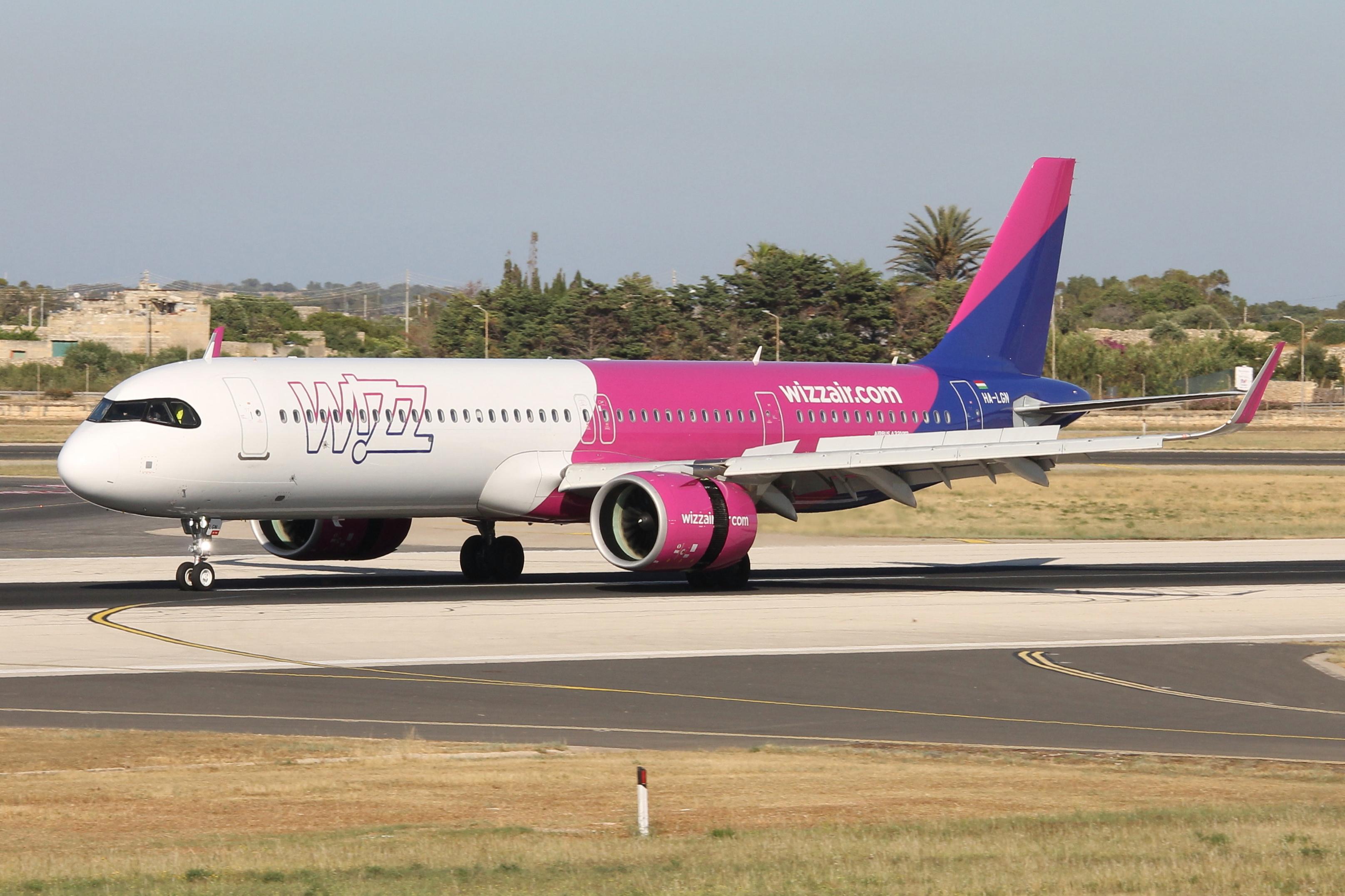 HA-LGN @ LMML - Wizzair Airbus A321-271NX reg HA-LGN slowing down RW31 Malta. - by raymond