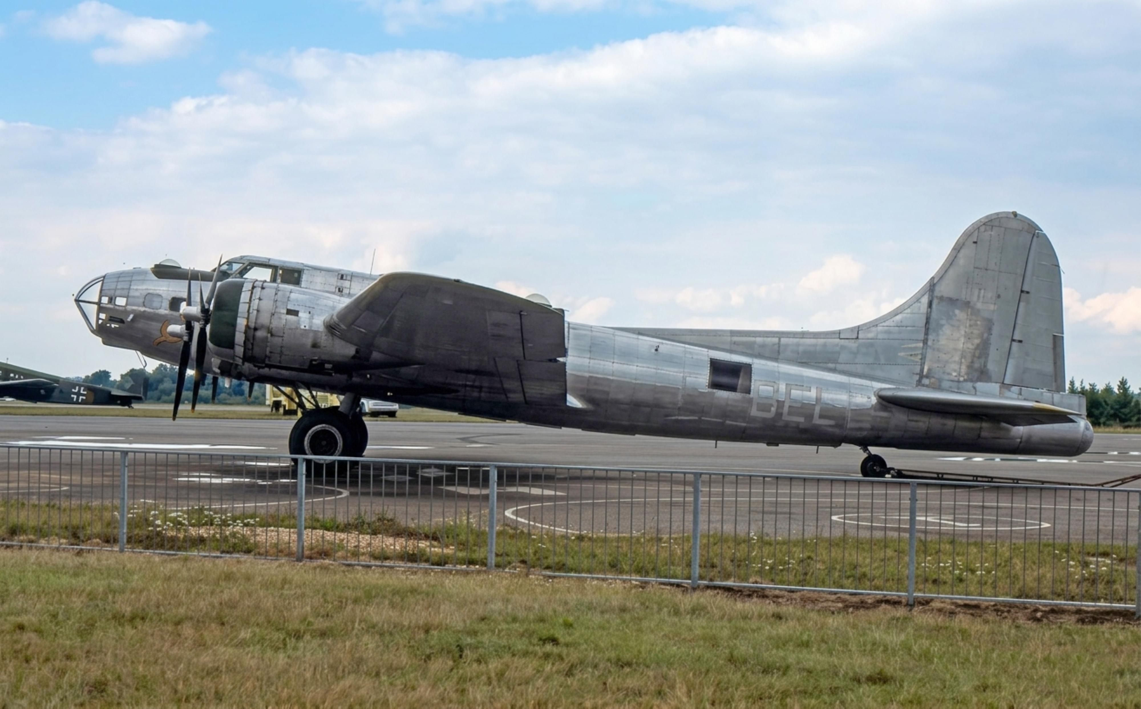 F-BEEC @ EGLK - F-BEEC (44-85718, G-FORT, N900RW) 1945 Boeing B-17G USAF Blackbushe  - by PhilR