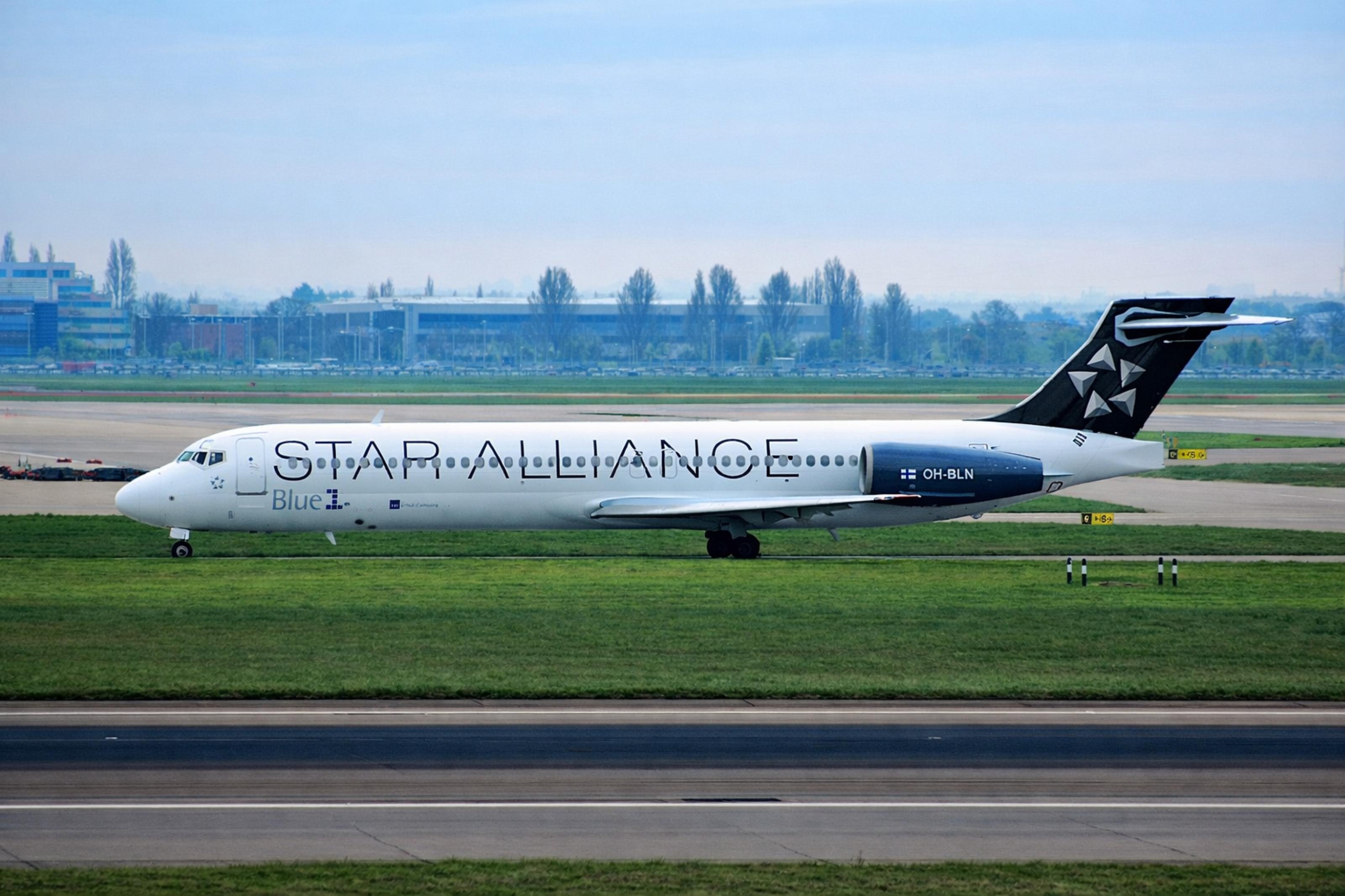 OH-BLN @ EGLL - OH-BLN 1999 B717-200 Blue 1 LHR - by PhilR