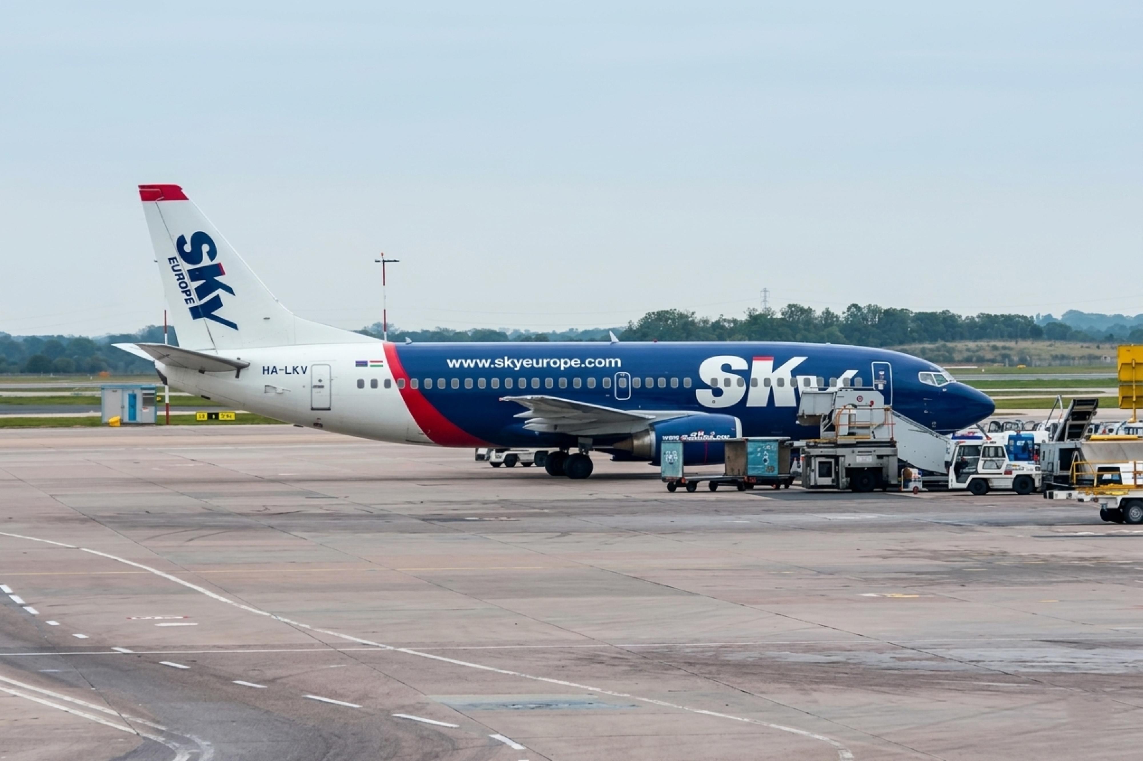 HA-LKV @ EGCC - HA-LKV 1998 B737-300 Sky Europe MAN 
 - by PhilR