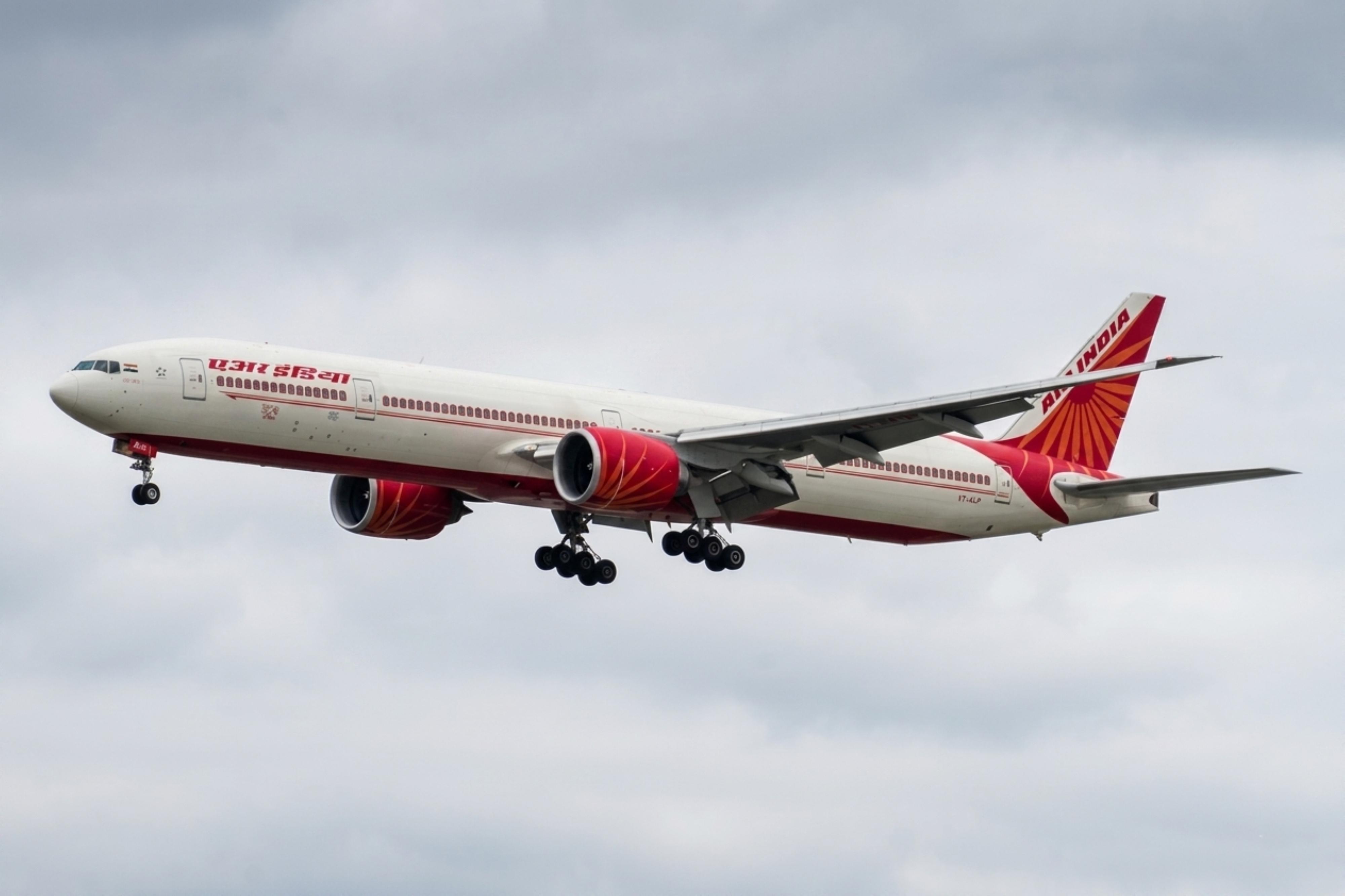 VT-ALP @ EGLL - VT-ALP 2009 B777-300 Bedfont LHR  - by PhilR