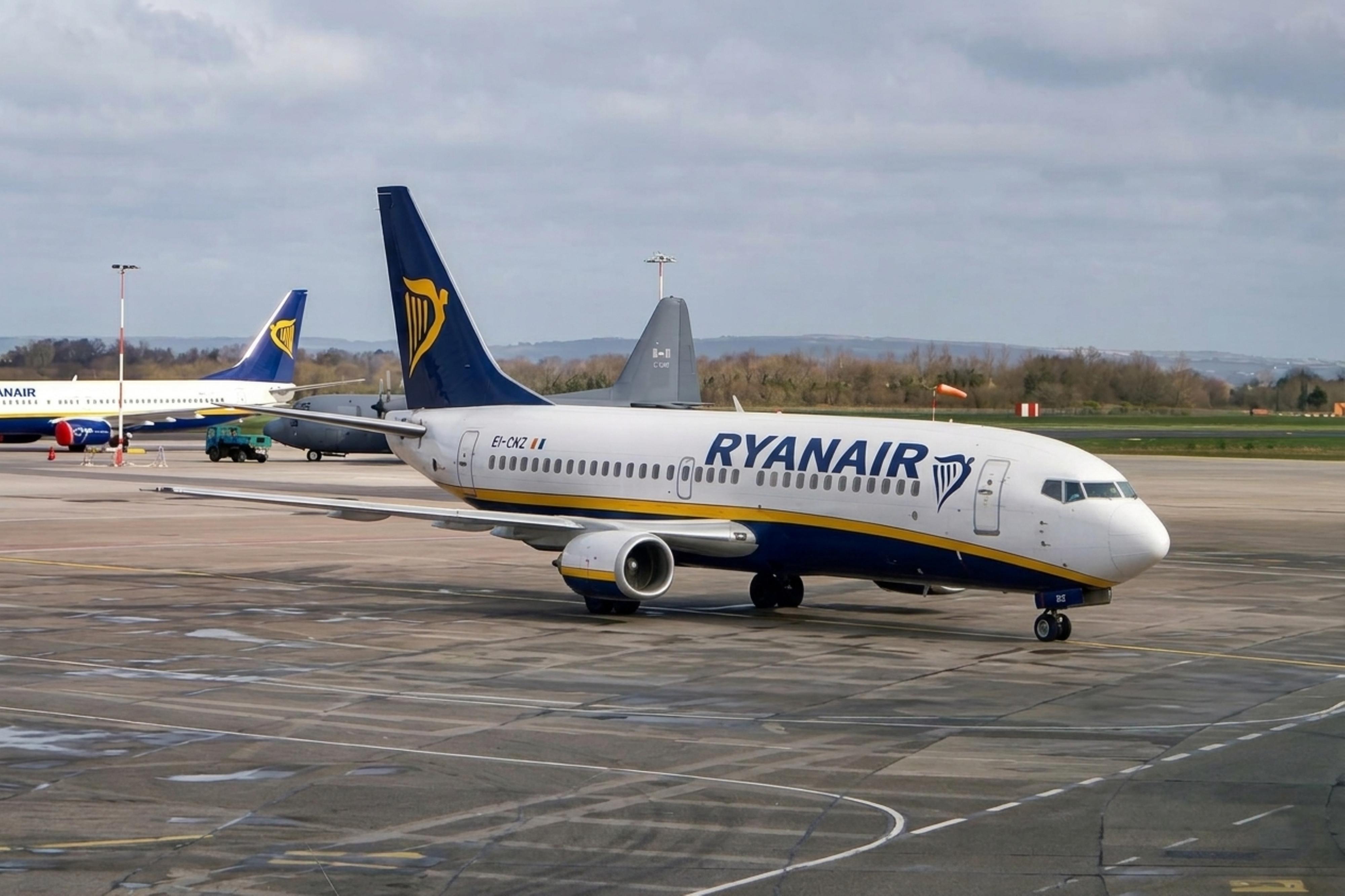 EI-CNZ @ EIDW - EI-CNZ 1981 B737-200 Ryanair DUB  - by PhilR