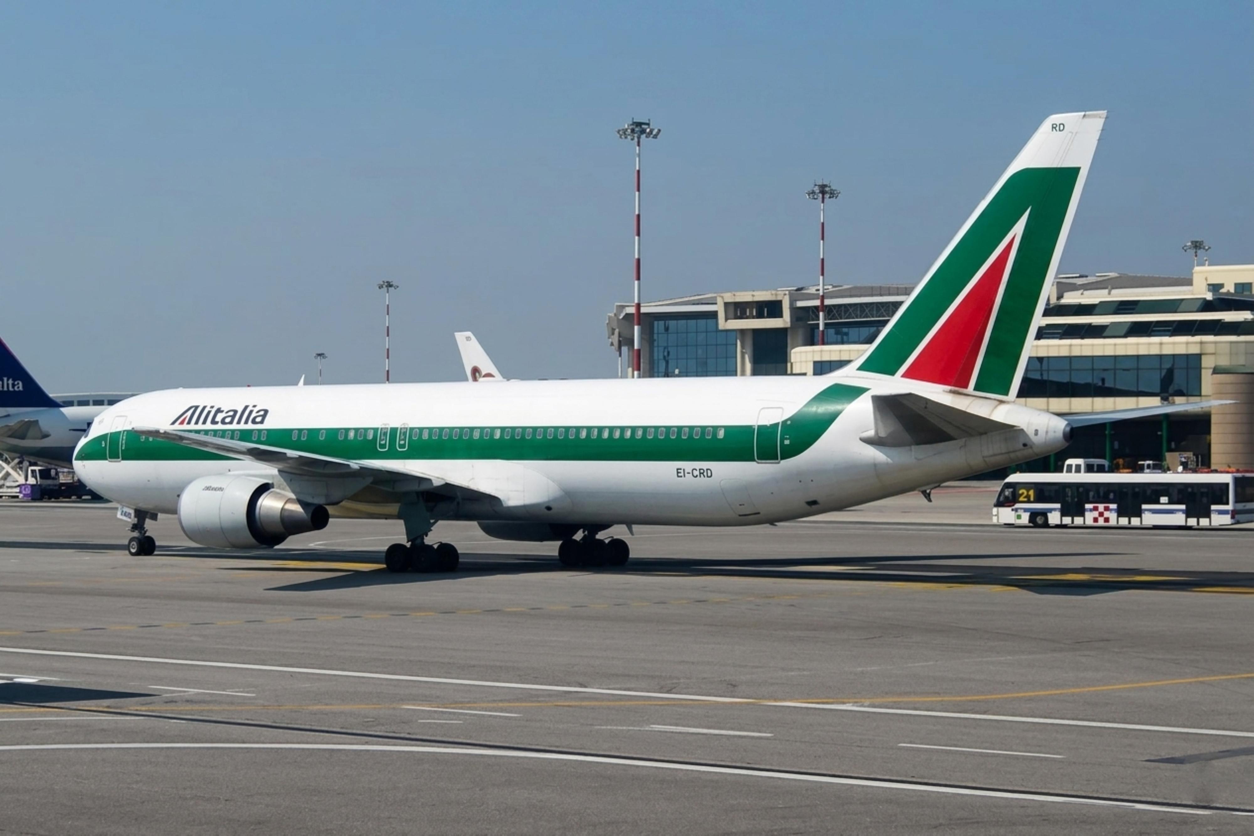 EI-CRD @ EGLL - EI-CRD 1994 B767-300 Alitalia LHR 11.05.04.jpg - by PhilR
