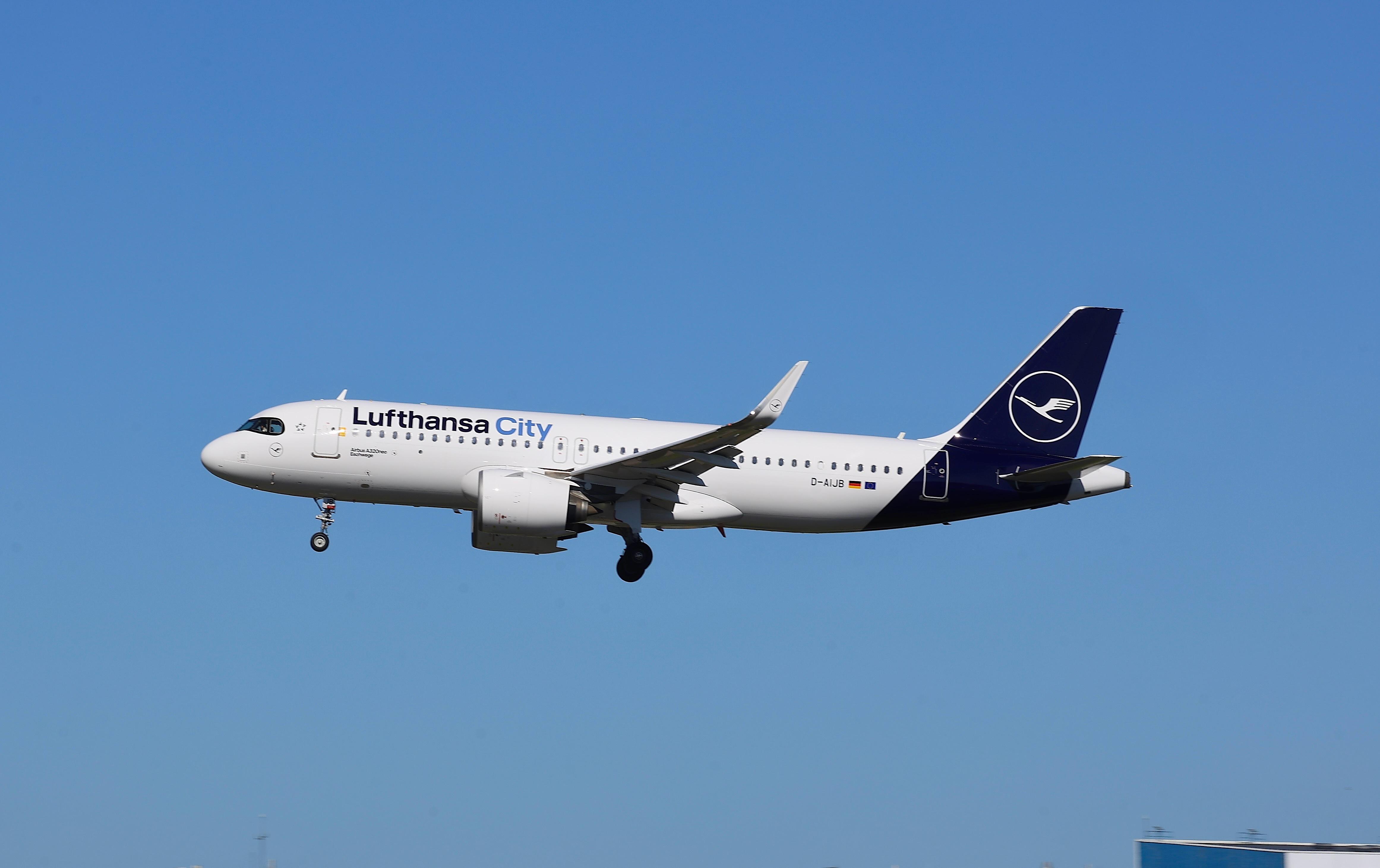 D-AIJB @ ESSA - Rwy 19L - by wijken