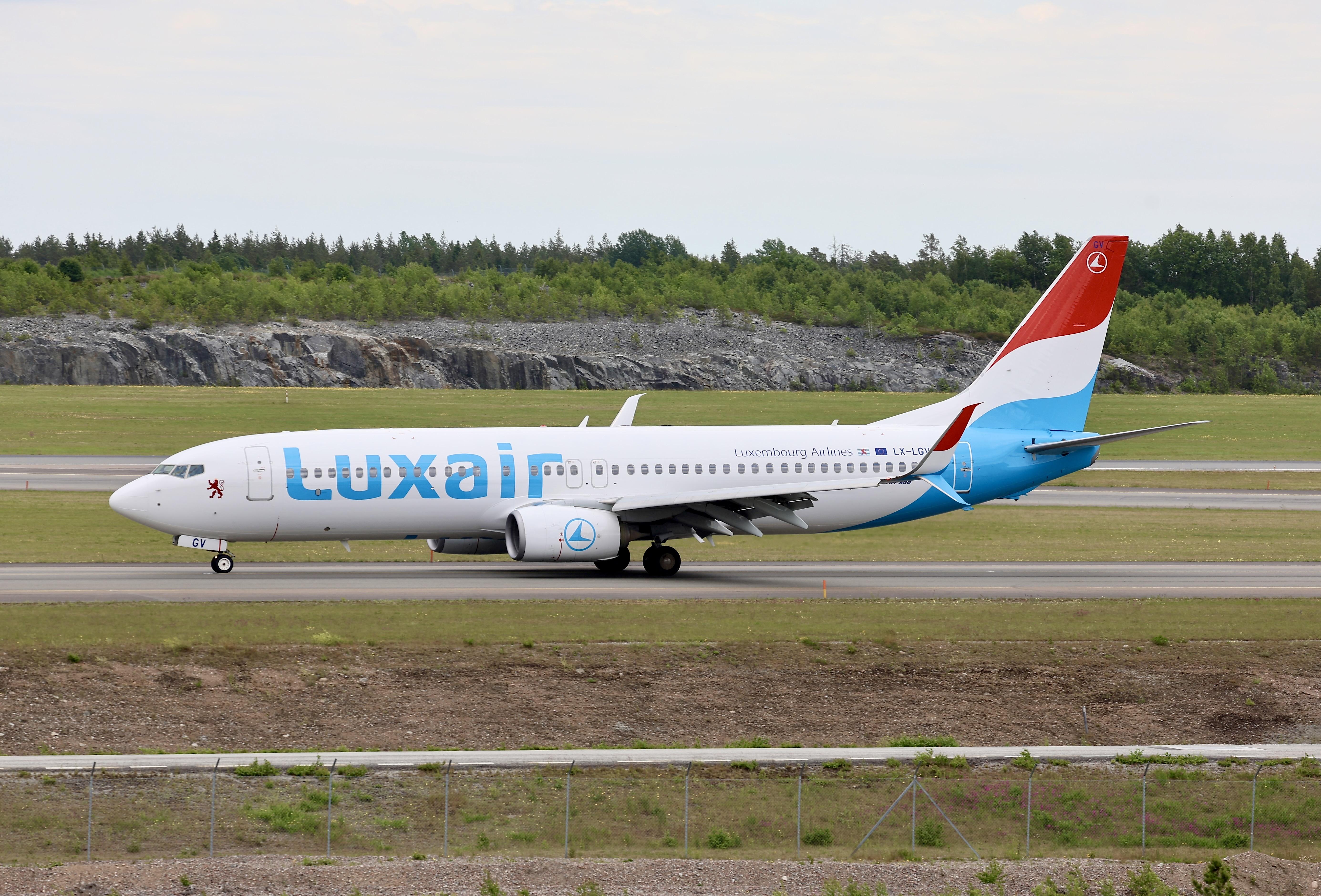 LX-LGV @ ESSA - Twy W - by wijken