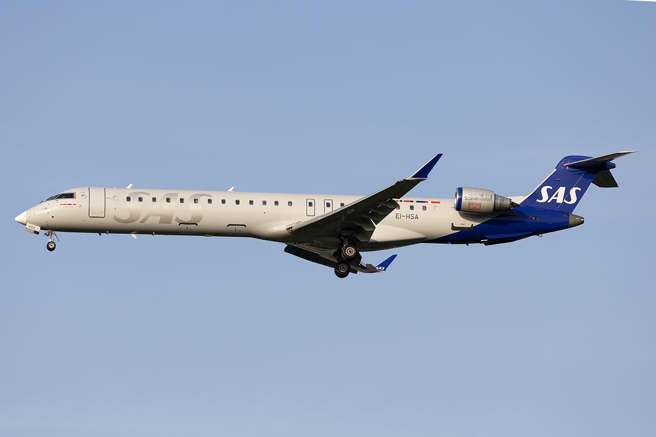 EI-HSA @ LOWW - Scandinavian CRJ900 - by Andy Graf